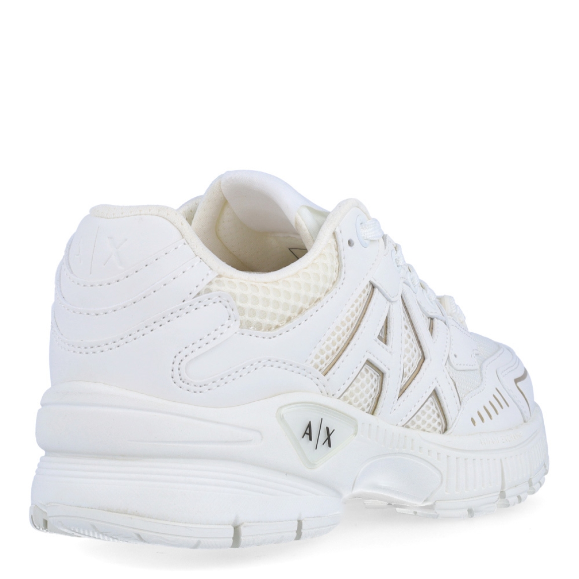 Deportivas clásica de la marca Armani Exchange, modelo XDX. Exterior en piel color blanco con efecto rejilla y detalle del logo en blanco. Interior en textil color blanco. Cierre de las deportivas Armani Exchange con cordones y suela con cuña de 4cm de altura. Estas deportivas Armani Exchange XDX son unas clásicas, ideales para crear diferentes looks!