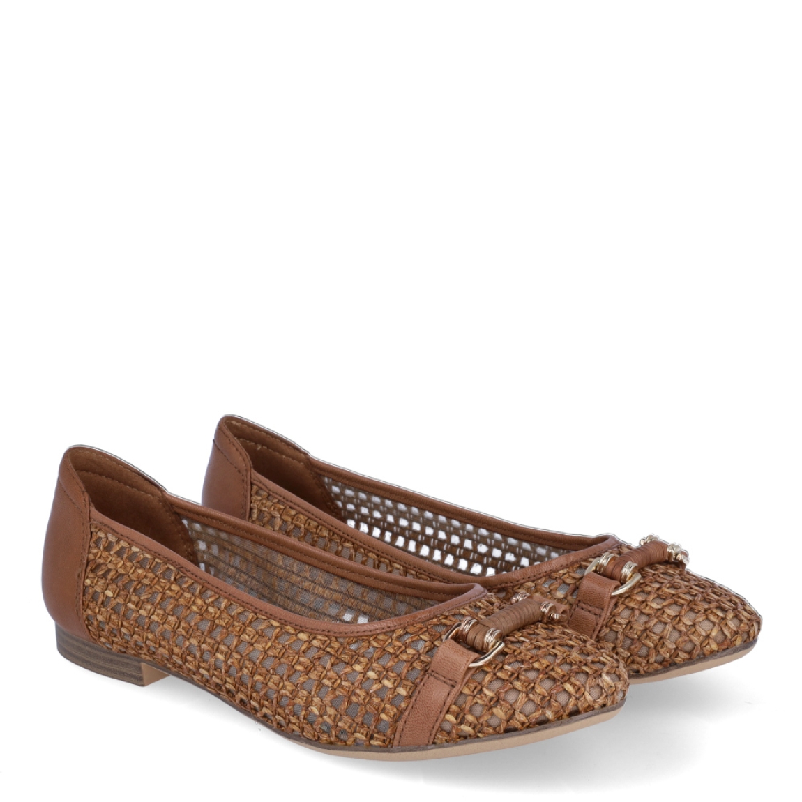 Bailarinas de la marca Tamaris, modelo MELINA. Exterior en rafia trenzada color marrón con adorno metal en pala. Interior en piel color marrón. Bailarias con suela plana de goma. Estas bailarinas Tamaris MELINA son ideales para combinarlas con diferentes looks desde la mayor comodidad!