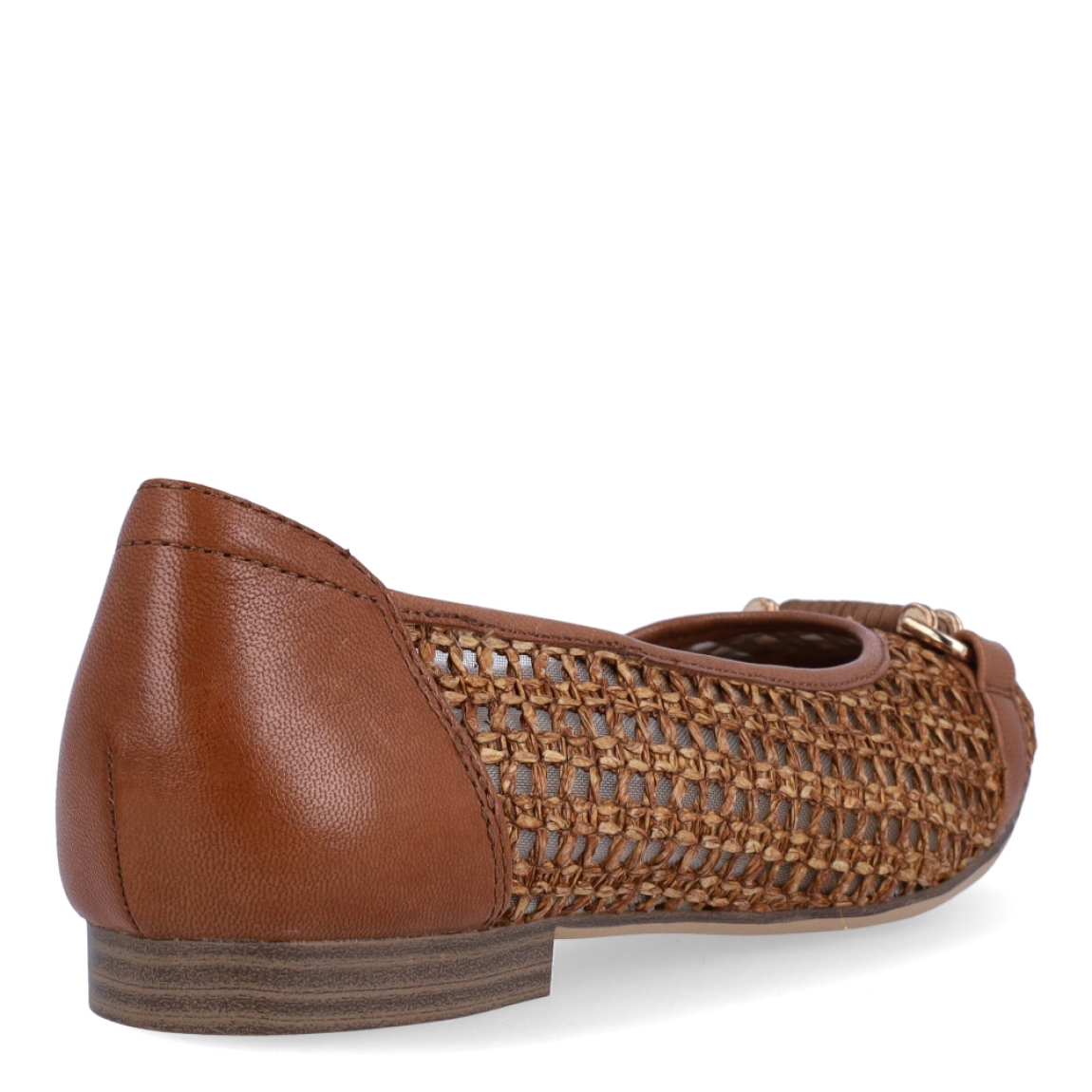 Bailarinas de la marca Tamaris, modelo MELINA. Exterior en rafia trenzada color marrón con adorno metal en pala. Interior en piel color marrón. Bailarias con suela plana de goma. Estas bailarinas Tamaris MELINA son ideales para combinarlas con diferentes looks desde la mayor comodidad!