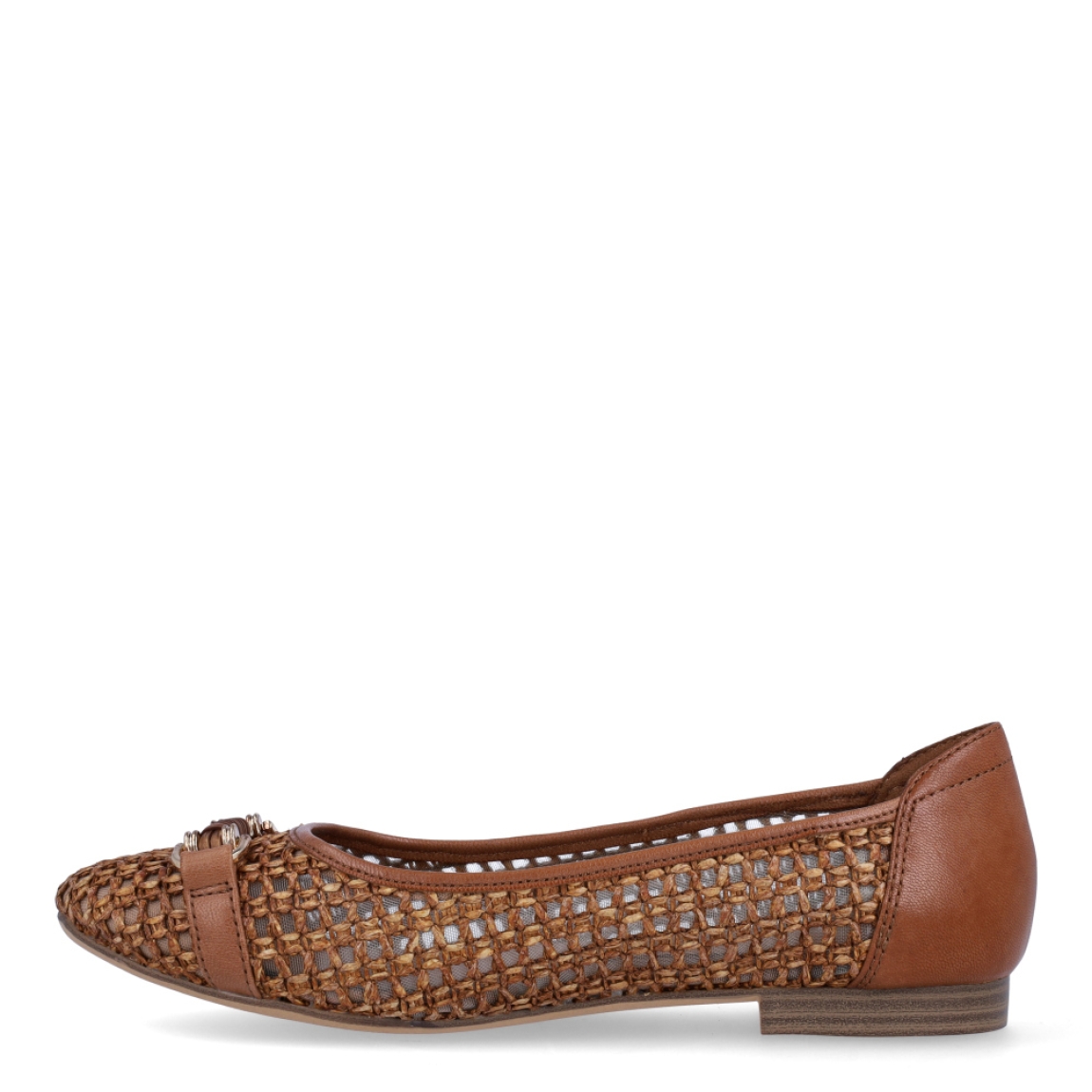 Bailarinas de la marca Tamaris, modelo MELINA. Exterior en rafia trenzada color marrón con adorno metal en pala. Interior en piel color marrón. Bailarias con suela plana de goma. Estas bailarinas Tamaris MELINA son ideales para combinarlas con diferentes looks desde la mayor comodidad!