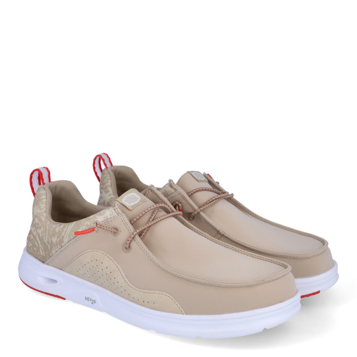 Náuticos de la marca Hey Dude, modelo WALLY HEY20. Exterior de los náuticos en tela color beig con detalles en naranja. Interior de los náuticos en tela con estampado beig y plantilla acolchada y extraíble. Cierre de los náuticos Hey Dude con cordones elásticos y suela plana de goma. Estos náuticos Hey Dude WALLY HEY20, son el complemento perfecto para esta temporada, los podrás lucir con la máxima comodidad posible.
