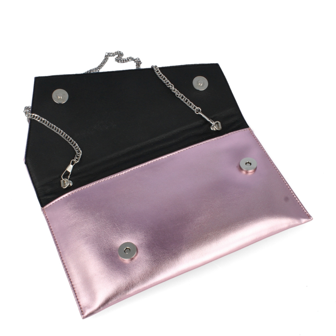 Bolso para eventos de la marca Munné, modelo VEGA. Bolso tipo cartera en piel vegana color rosa metalizado. Cierre del bolso con doble botón inmantado y asa de cadena. Medidas del bolso: alto 14cm y ancho 25cm, perfectas para llevar de mano y colgado cuando lo necesites. Este bolso de fiesta Munné VEGA es un clásico reinventado que te acompañará en tus eventos más especiales a juego con tus zapatos.