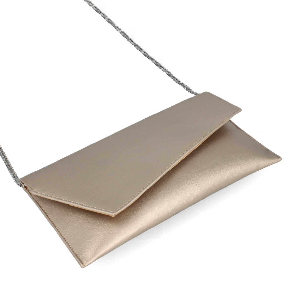 Bolso para eventos de la marca Munné, modelo VEGA. Bolso tipo cartera en piel vegana color champán. Cierre del bolso con doble botón inmantado y asa de cadena. Medidas del bolso: alto 14cm y ancho 25cm, perfectas para llevar de mano y colgado cuando lo necesites. Este bolso de fiesta Munné VEGA es un clásico reinventado que te acompañará en tus eventos más especiales a juego con tus zapatos.