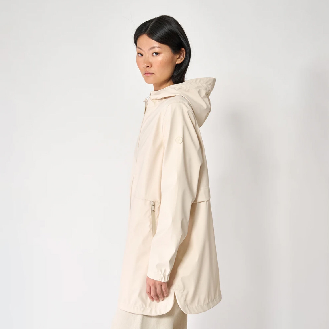 Chaqueta impermeable de la marca Tanta, modelo Brouillard está confeccionada con nuestro icónico tejido de PU en color blanco. Es 100% impermeable y cuenta con todas las costuras selladas para una protección superior. Los detalles de la prenda incluyen aberturas laterales redondeadas, cremalleras impermeables al tono y un corte en A. Un básico imprescindible en tu armario.