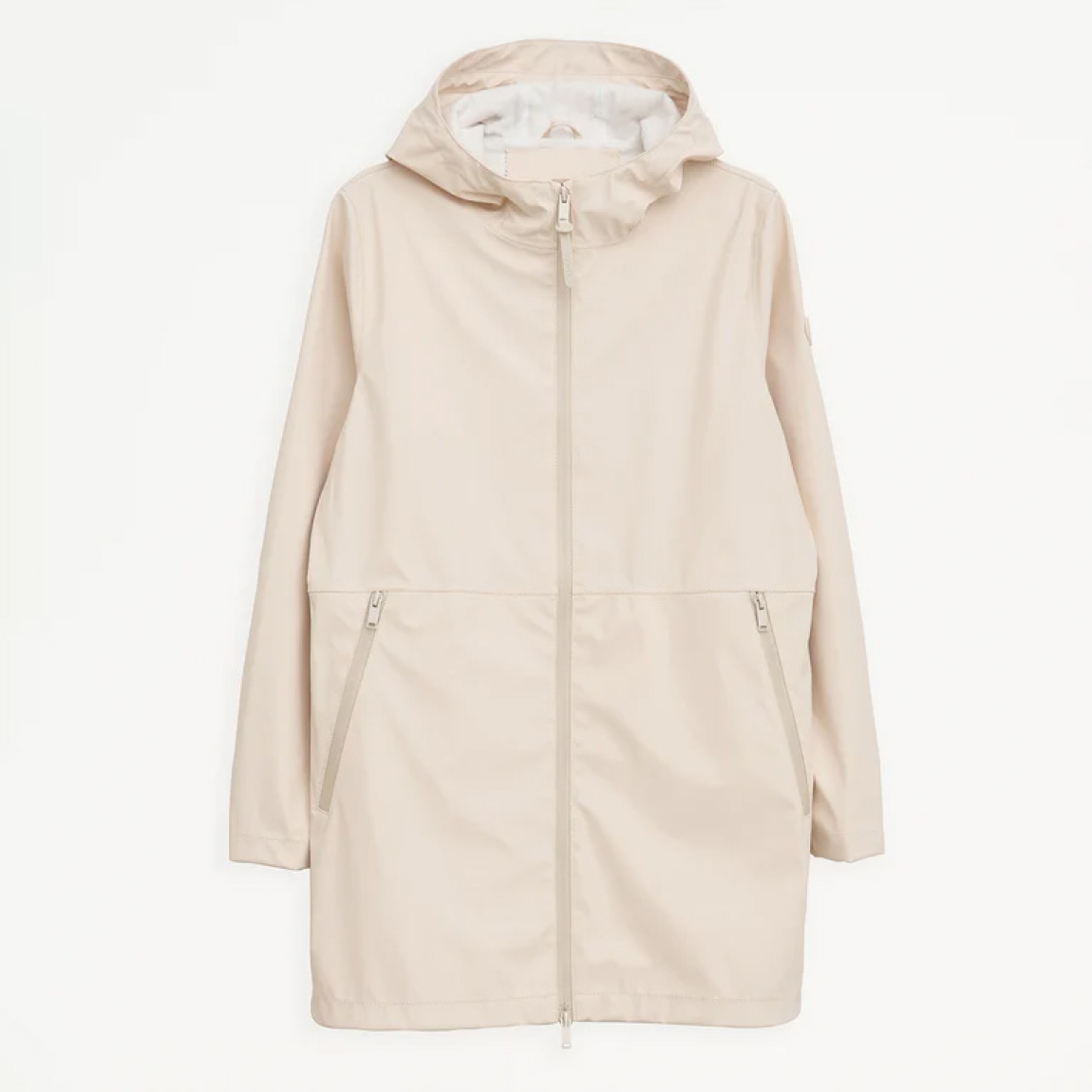 Chaqueta impermeable de la marca Tanta, modelo Brouillard está confeccionada con nuestro icónico tejido de PU en color blanco. Es 100% impermeable y cuenta con todas las costuras selladas para una protección superior. Los detalles de la prenda incluyen aberturas laterales redondeadas, cremalleras impermeables al tono y un corte en A. Un básico imprescindible en tu armario.