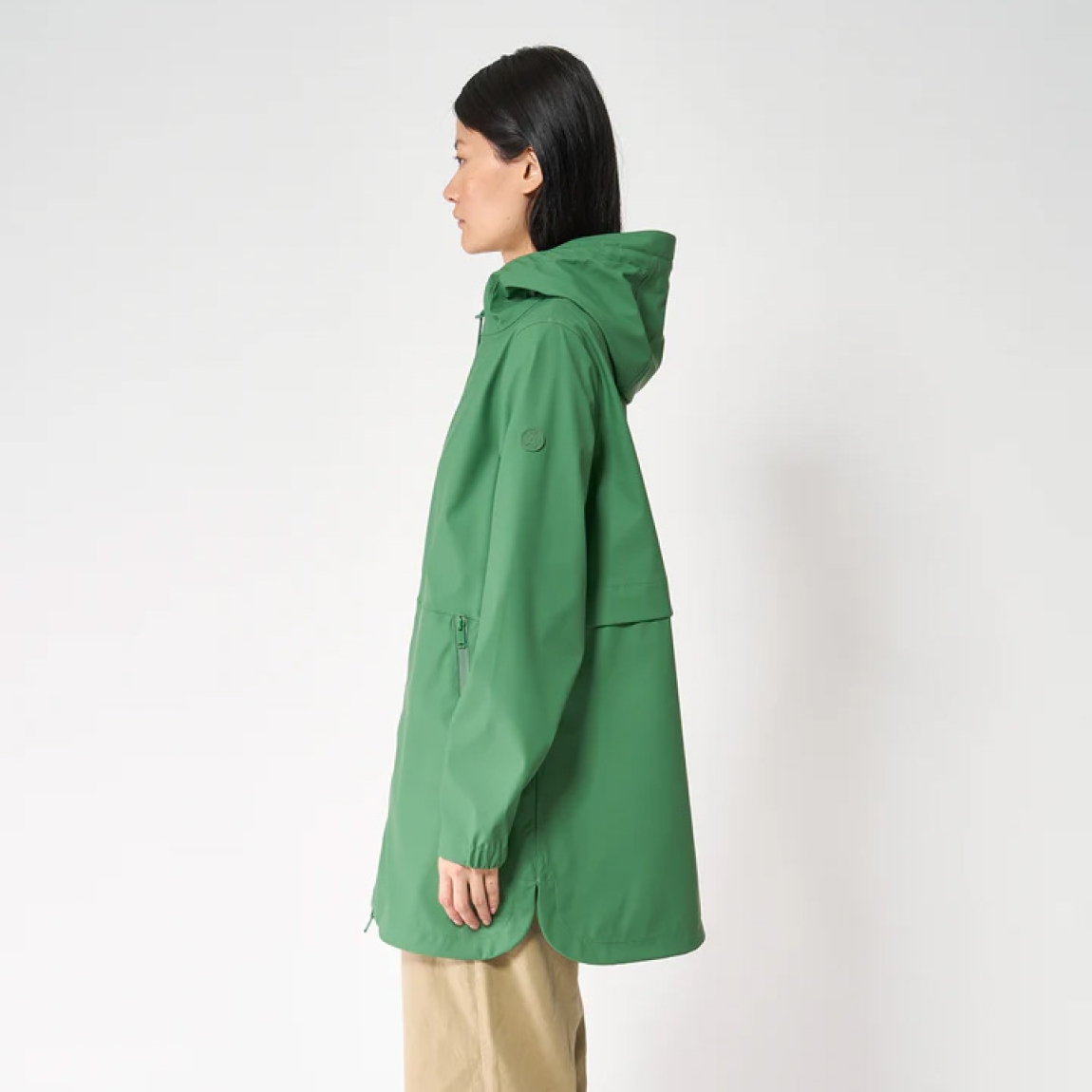 Chaqueta impermeable de la marca Tanta, modelo Brouillard está confeccionada con nuestro icónico tejido de PU en color verde. Es 100% impermeable y cuenta con todas las costuras selladas para una protección superior. Los detalles de la prenda incluyen aberturas laterales redondeadas, cremalleras impermeables al tono y un corte en A. Un básico imprescindible en tu armario.
