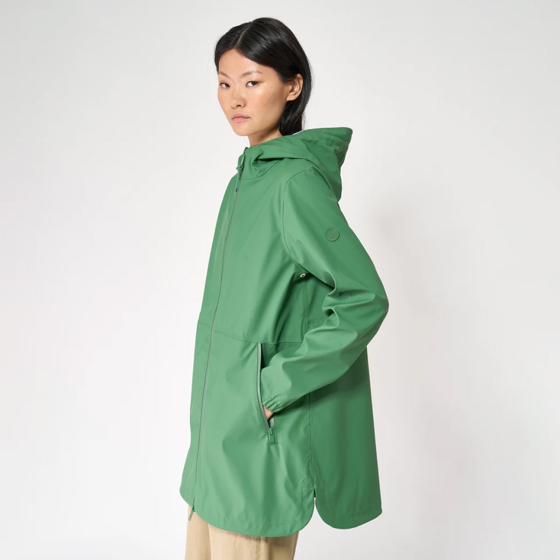 Chaqueta impermeable de la marca Tanta, modelo Brouillard está confeccionada con nuestro icónico tejido de PU en color verde. Es 100% impermeable y cuenta con todas las costuras selladas para una protección superior. Los detalles de la prenda incluyen aberturas laterales redondeadas, cremalleras impermeables al tono y un corte en A. Un básico imprescindible en tu armario.