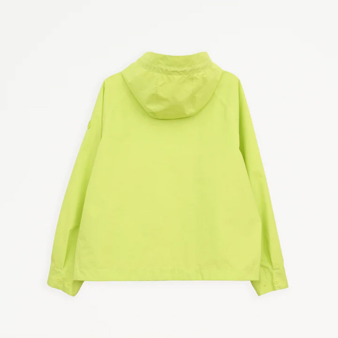 Chaqueta impermeable corta de la marca Tanta, modelo Dhuda. Tiene corte holgado y está confeccionada con un tejido de mezcla de algodón impermeable color fluor. Este material atemporal es transpirable y resistente al viento. Los detalles de la prenda incluyen costuras selladas, mangas raglán, una cremallera de doble cursor y cierres a presión ocultos. Su elegante silueta en línea A cuenta con aberturas laterales redondeadas para un look más femenino.