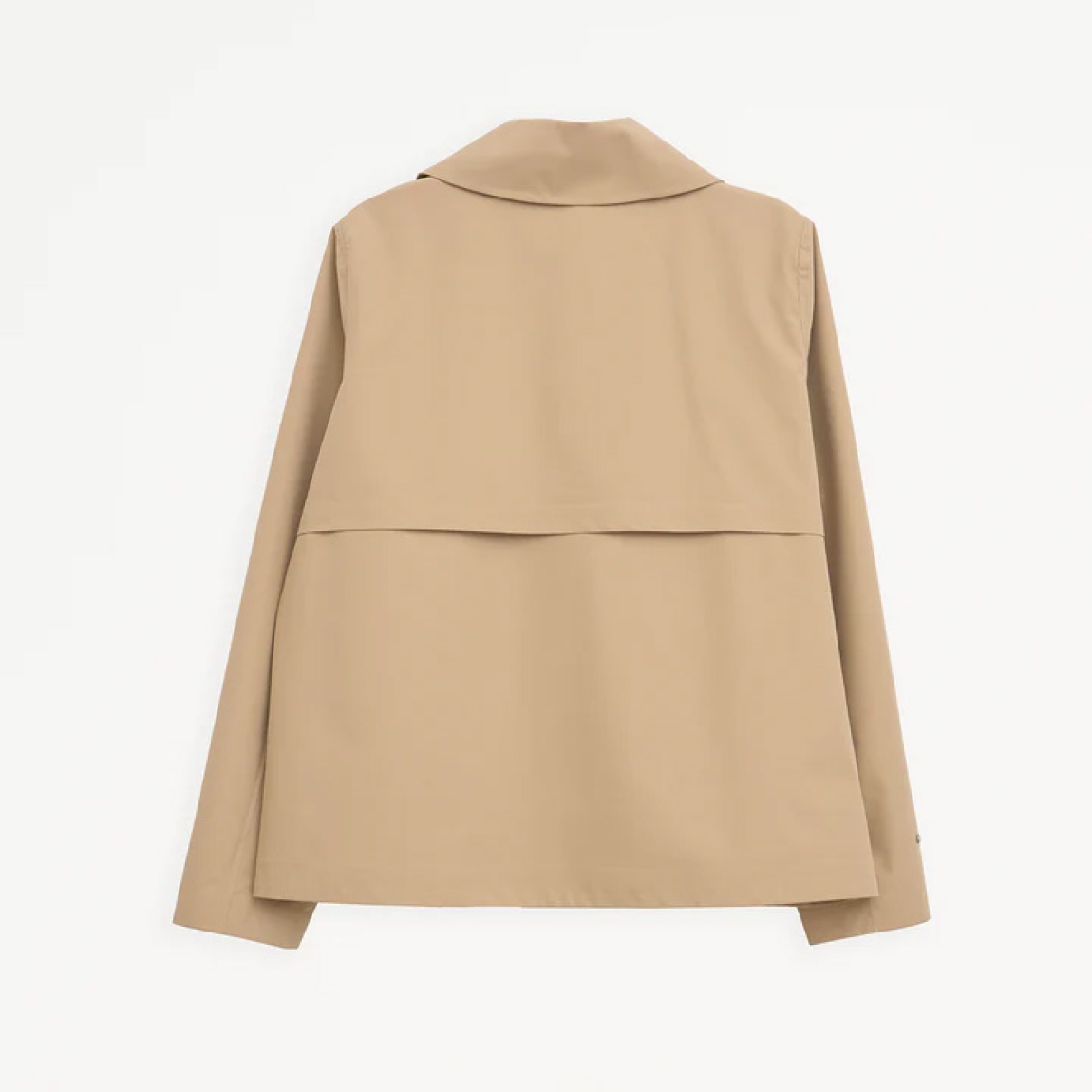 El trench o gabardina corta impermeable de la marca Tanta, modelo NIWL está cofeccionado en tejido de sarga de poliéster color camel. Es 100% impermeable y cuenta con todas las costuras selladas para una protección superior.Los detalles de la prenda incluyen un canesú en la espalda y otro en el lado derecho de la parte delantera, botones a presión ocultos y una capucha desmontable con cordón ajustable. Diseñado con un corte impecable, el modelo Niwl combina elegancia con una alta funcionalidad.
