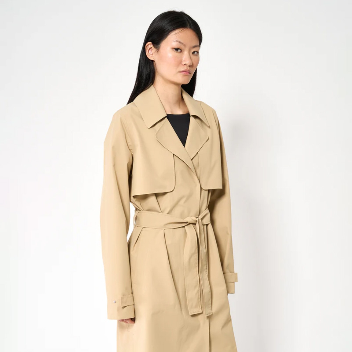 Chaqueta impermeable sin costuras de la marca Tanta, modeloTage. Chaqueta confeccionada en tejido de sarga de poliéster color camel. Es 100% impermeable y cuenta con todas las costuras selladas para una protección superior. Los detalles de la prenda incluyen dos canesús en la parte delantera y uno en la parte trasera, botones a presión ocultos, una cintura ajustable con cinturón y una capucha desmontable con cordón ajustable. Diseñado con un corte impecable, el modelo Tage combina elegancia con una alta funcionalidad.