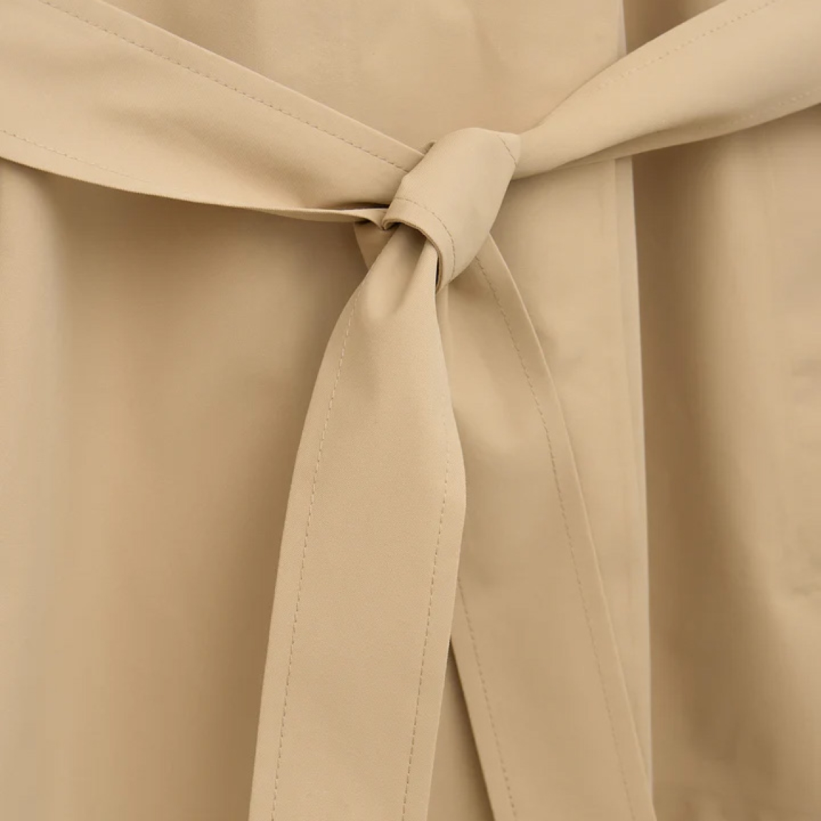 Chaqueta impermeable sin costuras de la marca Tanta, modeloTage. Chaqueta confeccionada en tejido de sarga de poliéster color camel. Es 100% impermeable y cuenta con todas las costuras selladas para una protección superior. Los detalles de la prenda incluyen dos canesús en la parte delantera y uno en la parte trasera, botones a presión ocultos, una cintura ajustable con cinturón y una capucha desmontable con cordón ajustable. Diseñado con un corte impecable, el modelo Tage combina elegancia con una alta funcionalidad.