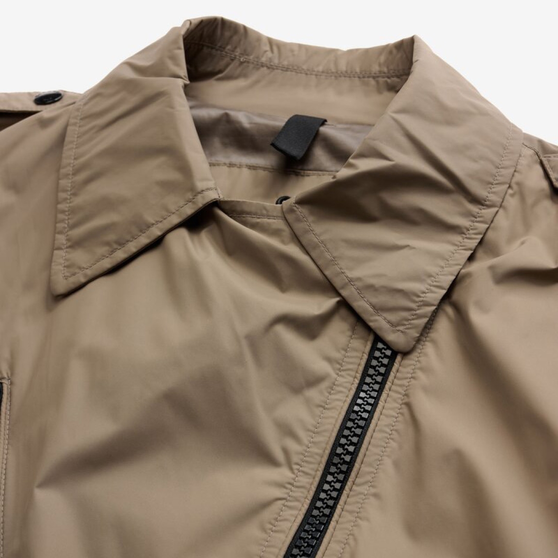 Chaqueta de cuero en nylon forrado color camel de la marca Blauer, modelo Zamora. Chaqueta con cuello de doble solapa para un look chic y desenfadado que quiere resaltar la figura. Cierre asimétrico izquierdo con cremallera. Bolsillos con cremallera y bolsillo pequeño con cremallera en el pecho. Bolsillos interiores con velcro. Parche con logotipo. Chaqueta Blauer Zamora ideal para esta temporada!
