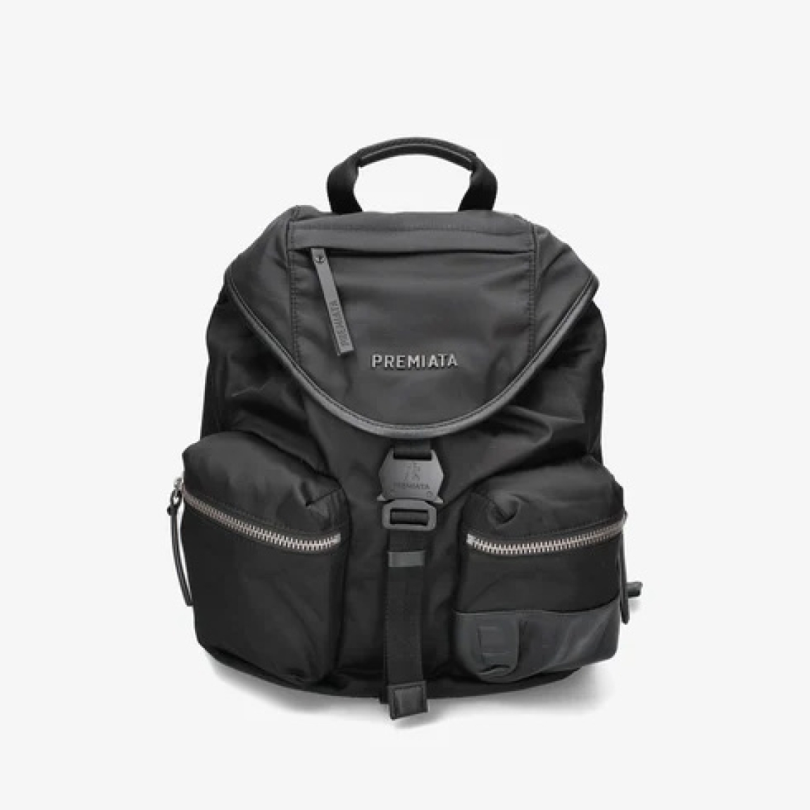 Mochila clásica de la marca Premiata, modelo LYN. Exterior en naylon color negro con logo en parte delantera y dos bolsillos con cremallera. Cierre principal con cremallera y amplio espacio interior. Esta mochila Premiata LYN es un complemento ideal para llevar tus esenciales a donde quieras!
