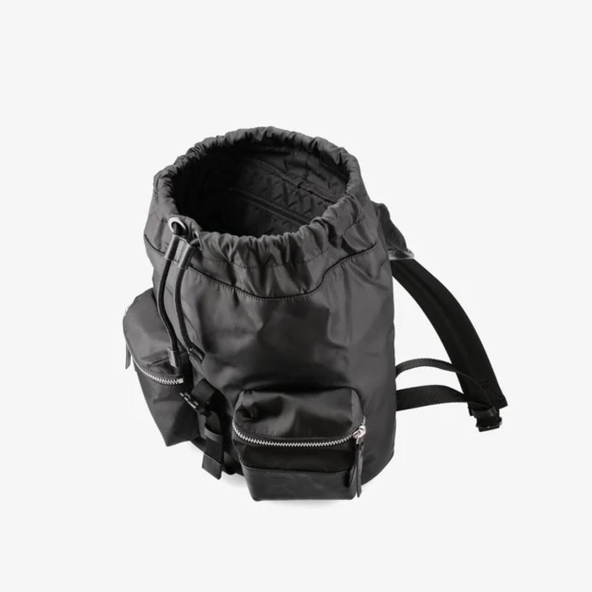 Mochila clásica de la marca Premiata, modelo LYN. Exterior en naylon color negro con logo en parte delantera y dos bolsillos con cremallera. Cierre principal con cremallera y amplio espacio interior. Esta mochila Premiata LYN es un complemento ideal para llevar tus esenciales a donde quieras!