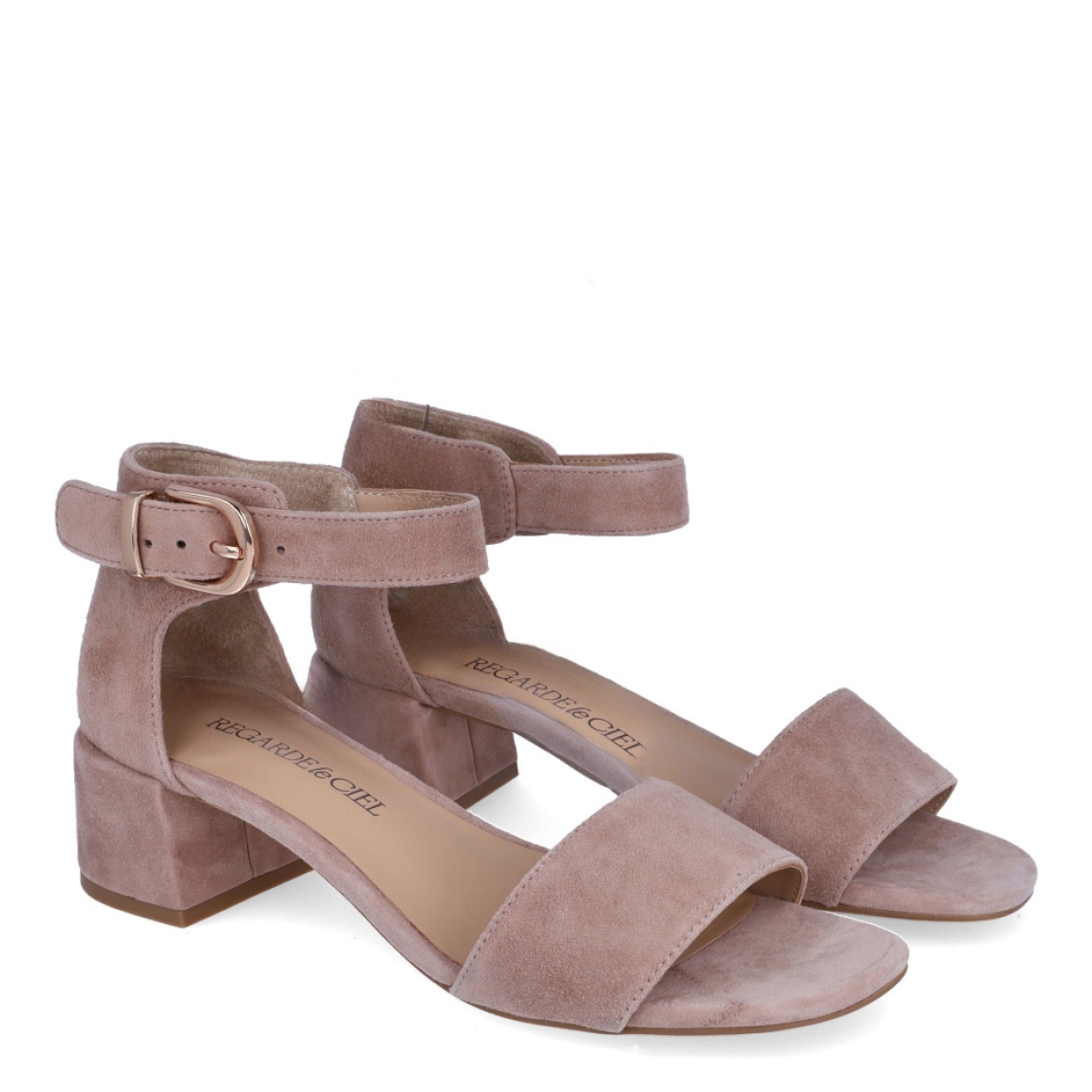 Sandalias de la marca Regarde Le Ciel, modelo YEREMI. Exterior de las sandalias en ante color nude. Interior de las sandaias en piel color nudel. Cierre de las sandalias Regarde Le Ciel con hebilla y tacones de 4cm de altura. Estas sandalias Regarde Le Ciel YEREMI son un complemento perfecto para tus looks de temporada.