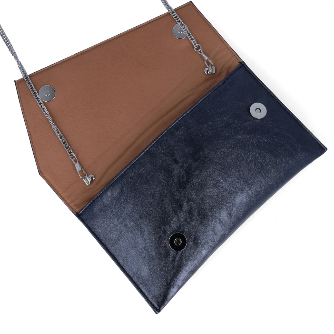 Bolso para eventos de la marca Munné, modelo VEGA. Bolso tipo cartera en piel vegana color azul. Cierre del bolso con doble botón inmantado y asa de cadena. Medidas del bolso: alto 14cm y ancho 25cm, perfectas para llevar de mano y colgado cuando lo necesites. Este bolso de fiesta Munné VEGA es un clásico reinventado que te acompañará en tus eventos más especiales a juego con tus zapatos.