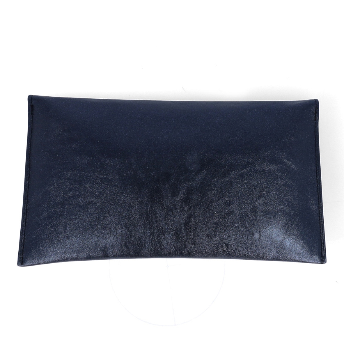 Bolso para eventos de la marca Munné, modelo VEGA. Bolso tipo cartera en piel vegana color azul. Cierre del bolso con doble botón inmantado y asa de cadena. Medidas del bolso: alto 14cm y ancho 25cm, perfectas para llevar de mano y colgado cuando lo necesites. Este bolso de fiesta Munné VEGA es un clásico reinventado que te acompañará en tus eventos más especiales a juego con tus zapatos.