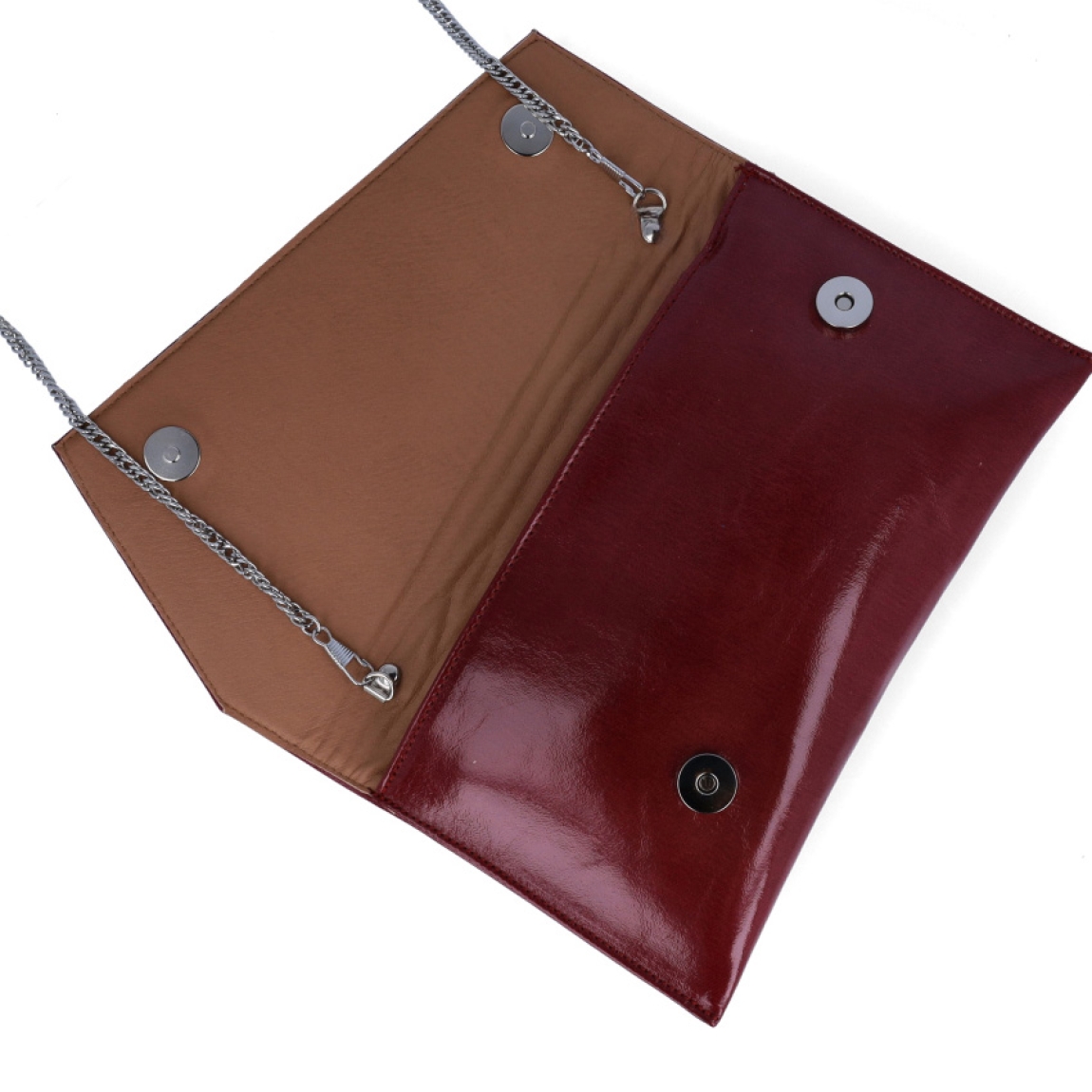 Bolso para eventos de la marca Munné, modelo VEGA. Bolso tipo cartera en piel vegana color rojo. Cierre del bolso con doble botón inmantado y asa de cadena. Medidas del bolso: alto 14cm y ancho 25cm, perfectas para llevar de mano y colgado cuando lo necesites. Este bolso de fiesta Munné VEGA es un clásico reinventado que te acompañará en tus eventos más especiales a juego con tus zapatos.