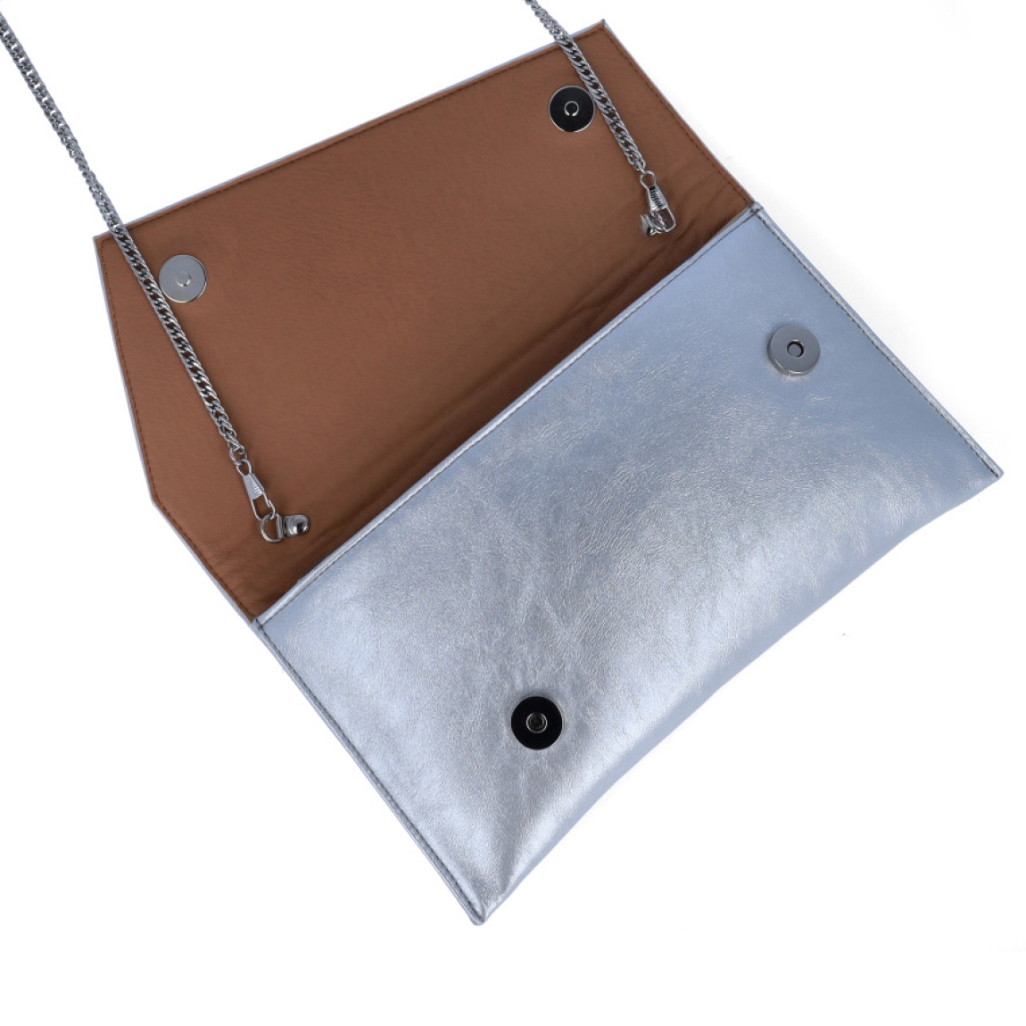 Bolso para eventos de la marca Munné, modelo VEGA. Bolso tipo cartera en piel vegana color plata. Cierre del bolso con doble botón inmantado y asa de cadena. Medidas del bolso: alto 14cm y ancho 25cm, perfectas para llevar de mano y colgado cuando lo necesites. Este bolso de fiesta Munné VEGA es un clásico reinventado que te acompañará en tus eventos más especiales a juego con tus zapatos.