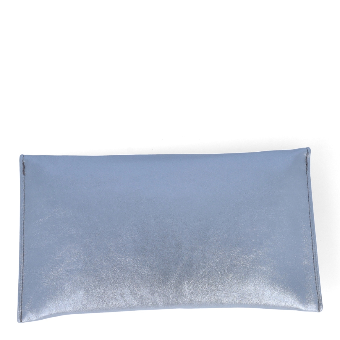Bolso para eventos de la marca Munné, modelo VEGA. Bolso tipo cartera en piel vegana color plata. Cierre del bolso con doble botón inmantado y asa de cadena. Medidas del bolso: alto 14cm y ancho 25cm, perfectas para llevar de mano y colgado cuando lo necesites. Este bolso de fiesta Munné VEGA es un clásico reinventado que te acompañará en tus eventos más especiales a juego con tus zapatos.
