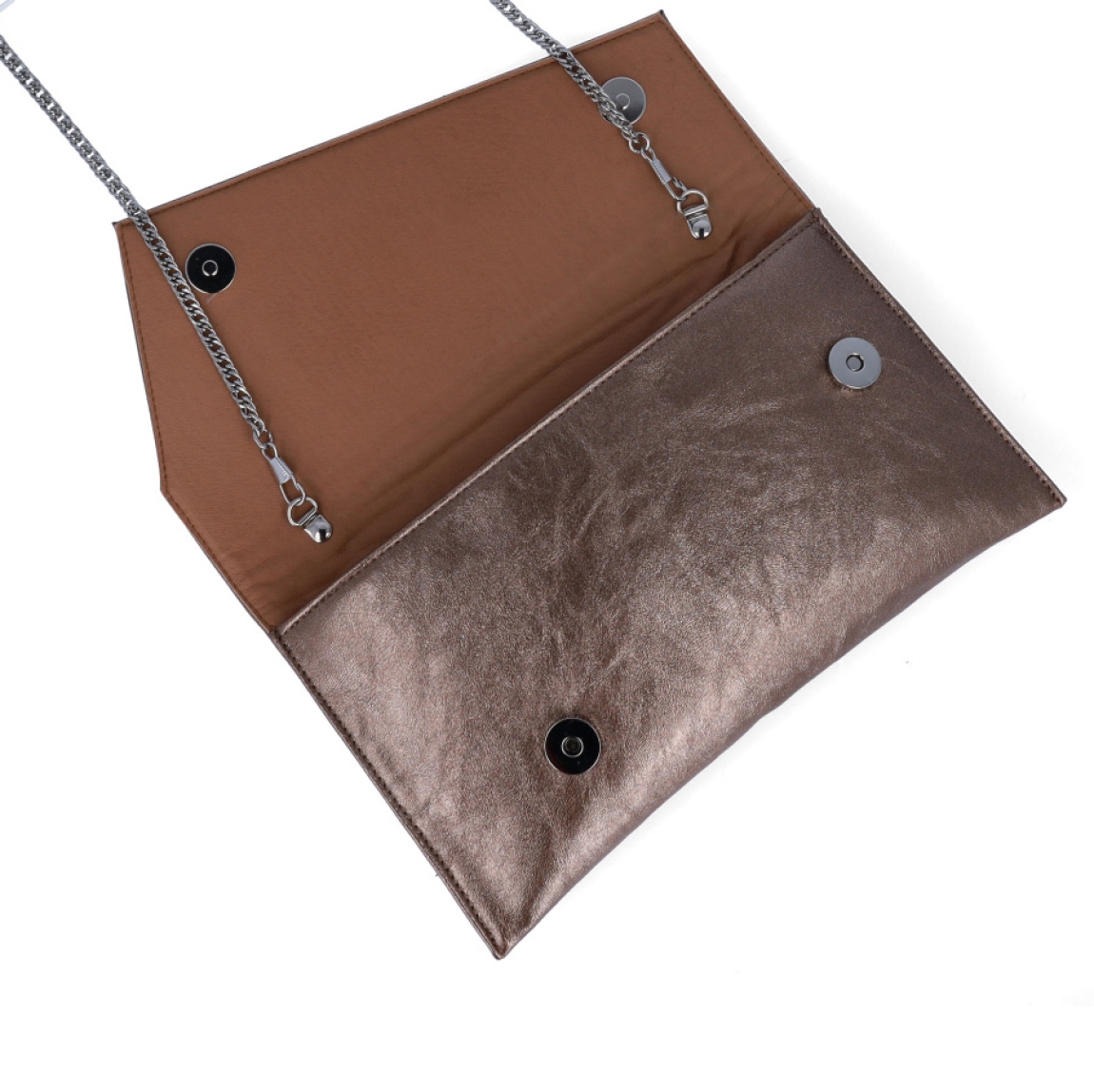 Bolso de la marca Munné, modelo VEGA. Elaborado en piel color bronce. Cierre con botones inmantados y asa de cadena. Medidas del bolso: alto 14cm y ancho 25cm. Este bolso Munné VEGA es un clásico que te acompañará en tus eventos más importantes y realzará tus looks a donde vayas.