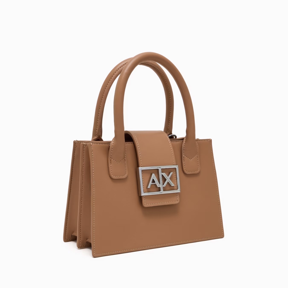 Bolso de la marca Armani Exchange, modelo ASV. Bolso de mano elaborado en piel color camel con forma de trapecio, elegante y sofisticado. El diseño estructurado le da un aspecto moderno y versátil, perfecto para cualquier ocasión. La correa de hombro extraíble te permite transformarlo fácilmente en un bolso de mano o de hombro. Cierre con botón. Medidas: alto 15cm y ancho 21cm. Este bolso Armani Exchange es todo lo que necesitas esta temporada!