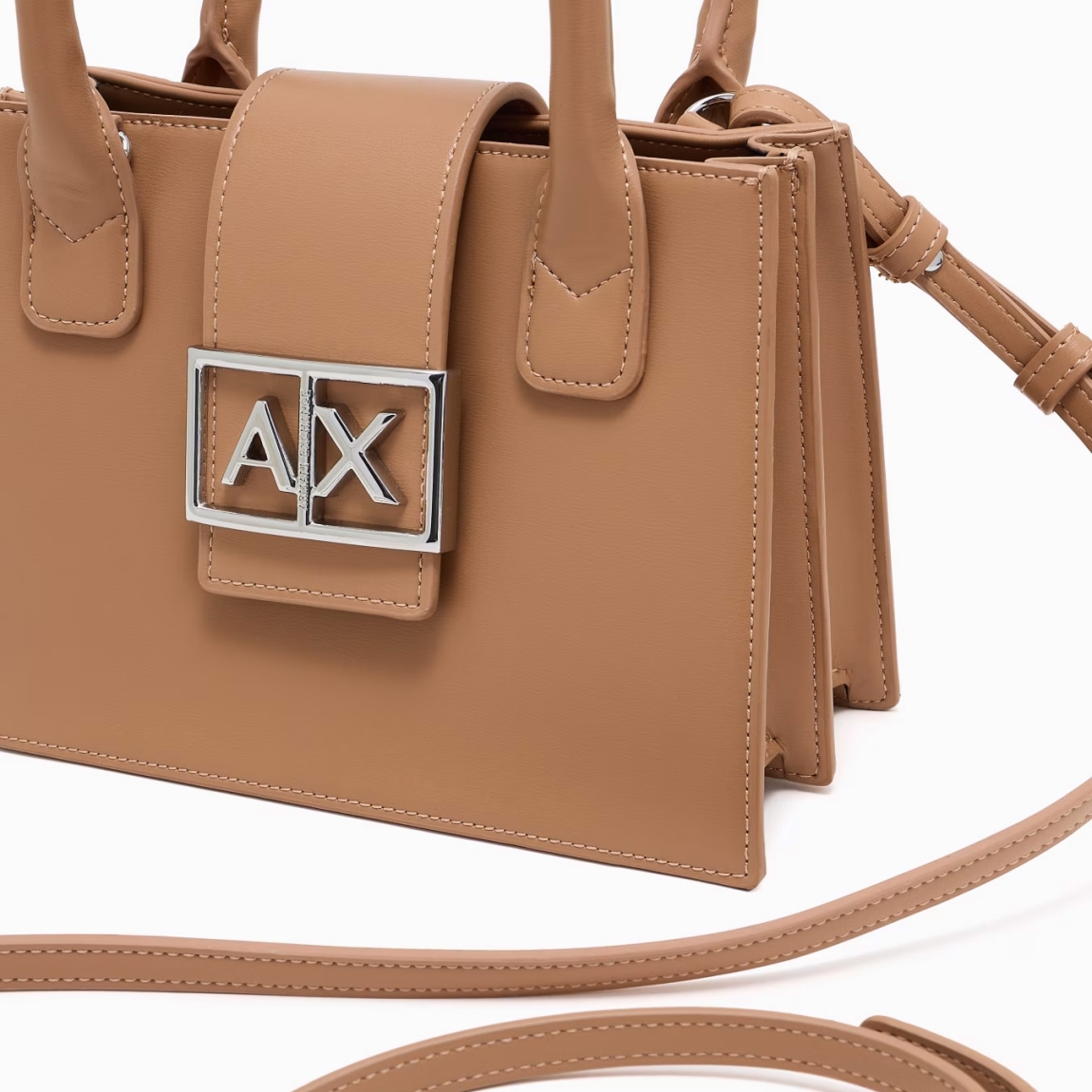 Bolso de la marca Armani Exchange, modelo ASV. Bolso de mano elaborado en piel color camel con forma de trapecio, elegante y sofisticado. El diseño estructurado le da un aspecto moderno y versátil, perfecto para cualquier ocasión. La correa de hombro extraíble te permite transformarlo fácilmente en un bolso de mano o de hombro. Cierre con botón. Medidas: alto 15cm y ancho 21cm. Este bolso Armani Exchange es todo lo que necesitas esta temporada!