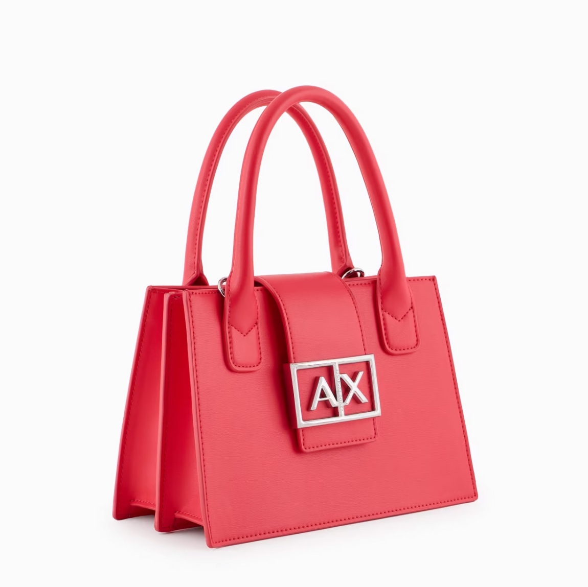 Bolso de la marca Armani Exchange, modelo ASV. Bolso de mano elaborado en piel color rojo con forma de trapecio, elegante y sofisticado. El diseño estructurado le da un aspecto moderno y versátil, perfecto para cualquier ocasión. La correa de hombro extraíble te permite transformarlo fácilmente en un bolso de mano o de hombro. Cierre con botón. Medidas: alto 15cm y ancho 21cm. Este bolso Armani Exchange es todo lo que necesitas esta temporada!