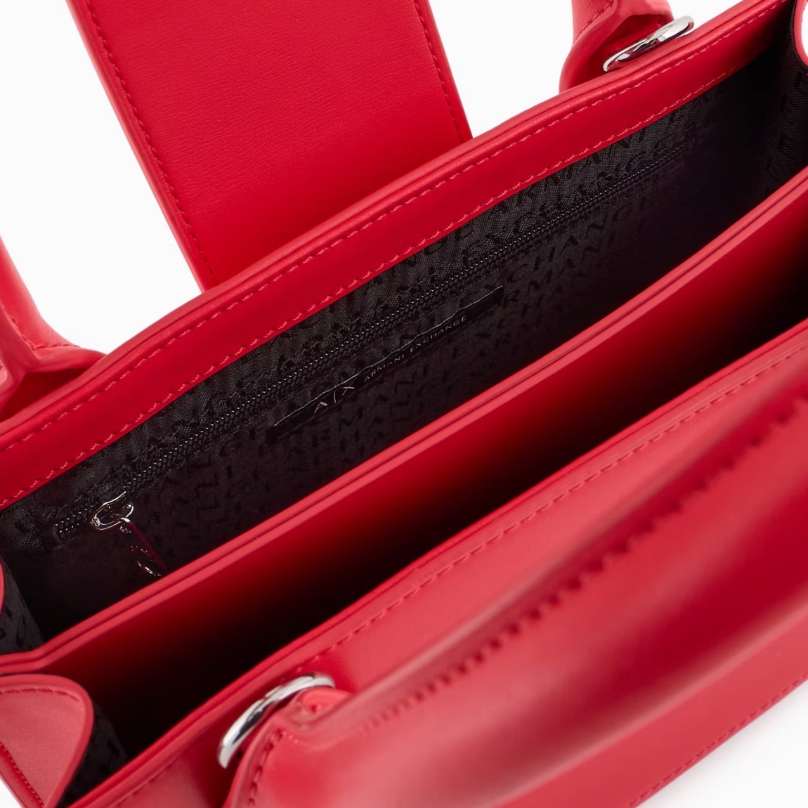 Bolso de la marca Armani Exchange, modelo ASV. Bolso de mano elaborado en piel color rojo con forma de trapecio, elegante y sofisticado. El diseño estructurado le da un aspecto moderno y versátil, perfecto para cualquier ocasión. La correa de hombro extraíble te permite transformarlo fácilmente en un bolso de mano o de hombro. Cierre con botón. Medidas: alto 15cm y ancho 21cm. Este bolso Armani Exchange es todo lo que necesitas esta temporada!