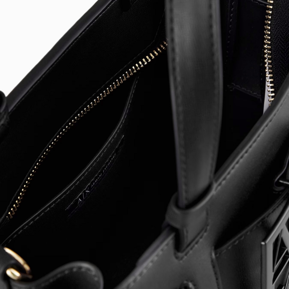 Bolso de la marca Armani Exchange, modelo YSA. Bolso elaborado en piel color negro. Este es un best seller que se renueva cada temporada, perfecto desde todos los puntos de vista y siempre cool: el bolso tote mediano con bandolera y banda con hebilla con logo personalizado es el accesorio que no puede faltar en el look.Material externo: 100% poliuretano; tejido intermedio: 100% poliéster; material interno: 100% poliuretano. Cierre con cremallera. Medidas: alto 18cm y ancho 24cm.