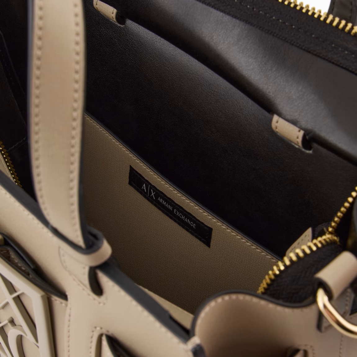 Bolso de la marca Armani Exchange, modelo YSA. Bolso elaborado en piel color beig. Este es un best seller que se renueva cada temporada, perfecto desde todos los puntos de vista y siempre cool: el bolso tote mediano con bandolera y banda con hebilla con logo personalizado es el accesorio que no puede faltar en el look.Material externo: 100% poliuretano; tejido intermedio: 100% poliéster; material interno: 100% poliuretano. Cierre con cremallera. Medidas: alto 18cm y ancho 24cm.