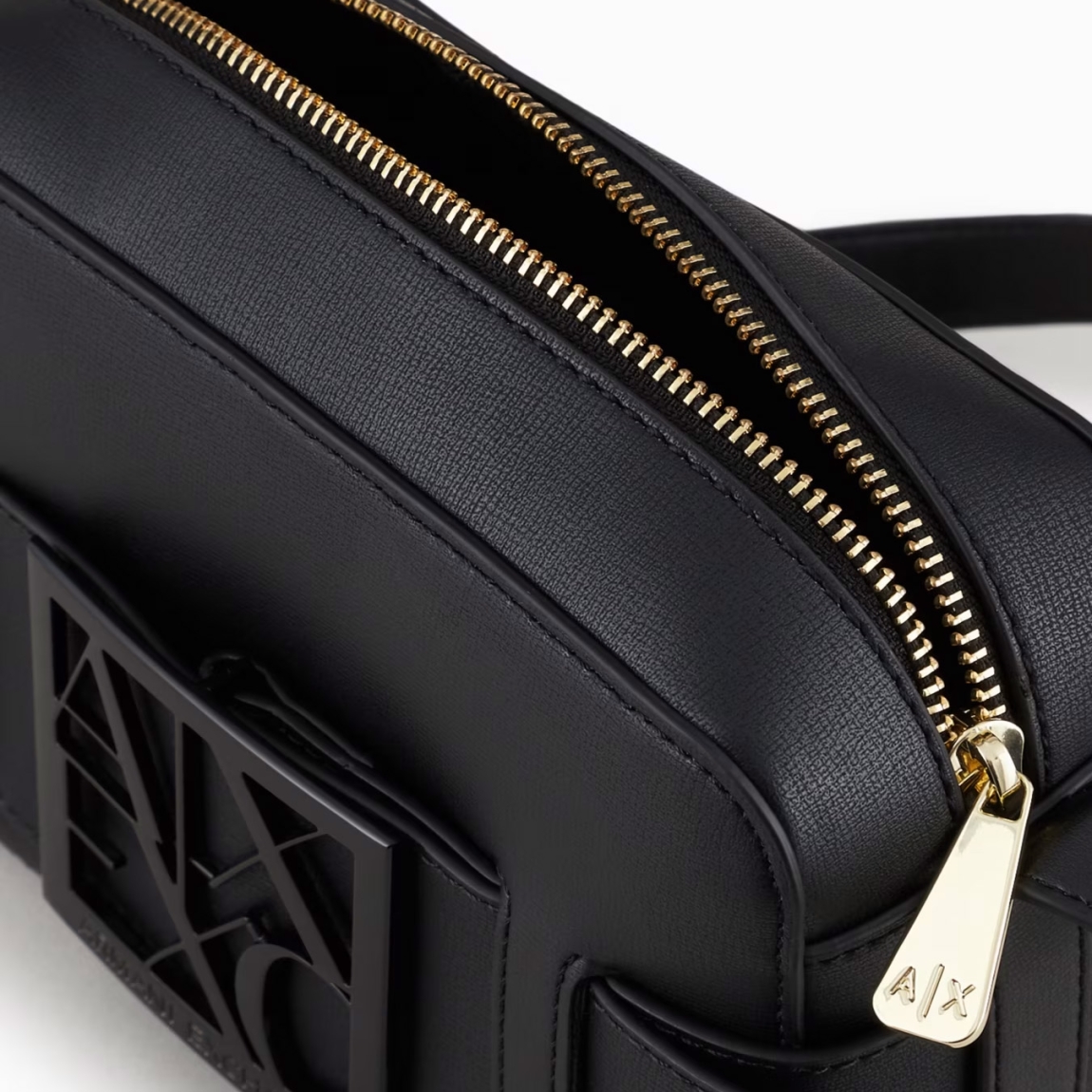 Bolso de la marca Armani Exchange, modelo CAROLA. Elaborado en piel color negro, este complemento es un best seller que se renueva cada temporada, perfecto desde todos los puntos de vista y siempre cool, incluso en un nuevo formato: el estuche para cámara con bandolera y correa con hebilla con logo personalizado es el accesorio que no puede faltar en el look. Material externo: 100% poliuretano; tejido intermedio: 100% poliéster; material interno: 100% poliuretano. Medidas: alto 14cm y ancho 21cm.