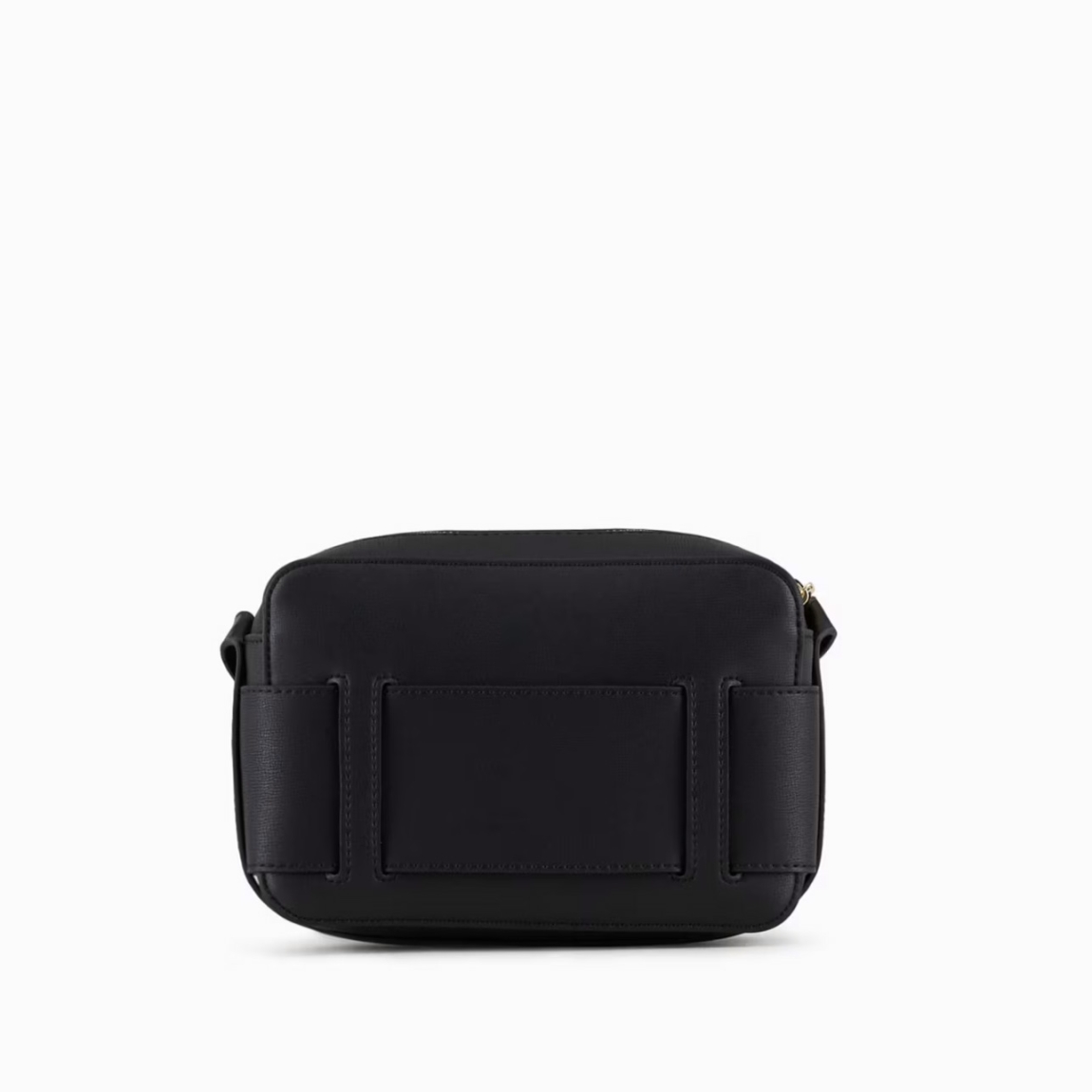 Bolso de la marca Armani Exchange, modelo CAROLA. Elaborado en piel color negro, este complemento es un best seller que se renueva cada temporada, perfecto desde todos los puntos de vista y siempre cool, incluso en un nuevo formato: el estuche para cámara con bandolera y correa con hebilla con logo personalizado es el accesorio que no puede faltar en el look. Material externo: 100% poliuretano; tejido intermedio: 100% poliéster; material interno: 100% poliuretano. Medidas: alto 14cm y ancho 21cm.