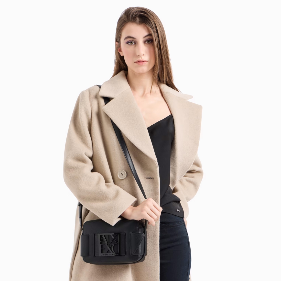 Bolso de la marca Armani Exchange, modelo CAROLA. Elaborado en piel color negro, este complemento es un best seller que se renueva cada temporada, perfecto desde todos los puntos de vista y siempre cool, incluso en un nuevo formato: el estuche para cámara con bandolera y correa con hebilla con logo personalizado es el accesorio que no puede faltar en el look. Material externo: 100% poliuretano; tejido intermedio: 100% poliéster; material interno: 100% poliuretano. Medidas: alto 14cm y ancho 21cm.