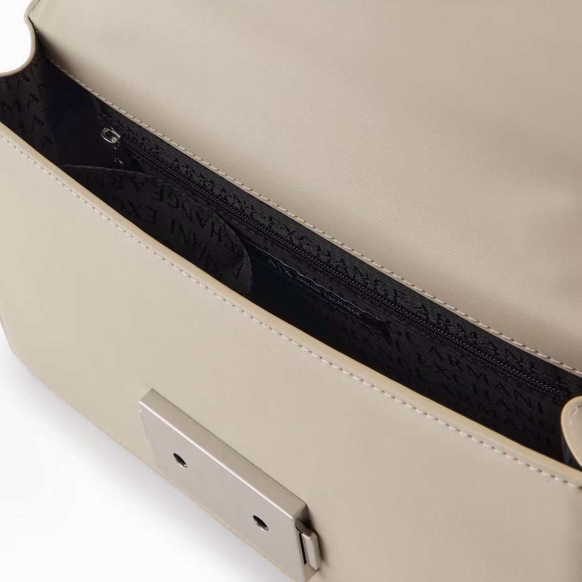 Este bolso de hombro de la marca Armani Exchange, modelo AVA, está elaborado de piel sintética color beig,un accesorio elegante y sofisticado, perfecto para cualquier ocasión. La correa de cadena para el hombro añade un toque de clase, mientras que el logotipo de metal en la parte delantera aporta un detalle distintivo y moderno. El cierre a presión garantiza seguridad y comodidad, manteniendo el contenido seguro. Compacto pero espacioso, este bolso es ideal para una apariencia elegante y versátil, combinando funcionalidad y estilo en un diseño refinado. Un artículo imprescindible para cualquier mujer que busque elegancia. Medidas: alto 16cm y acho 25cm.