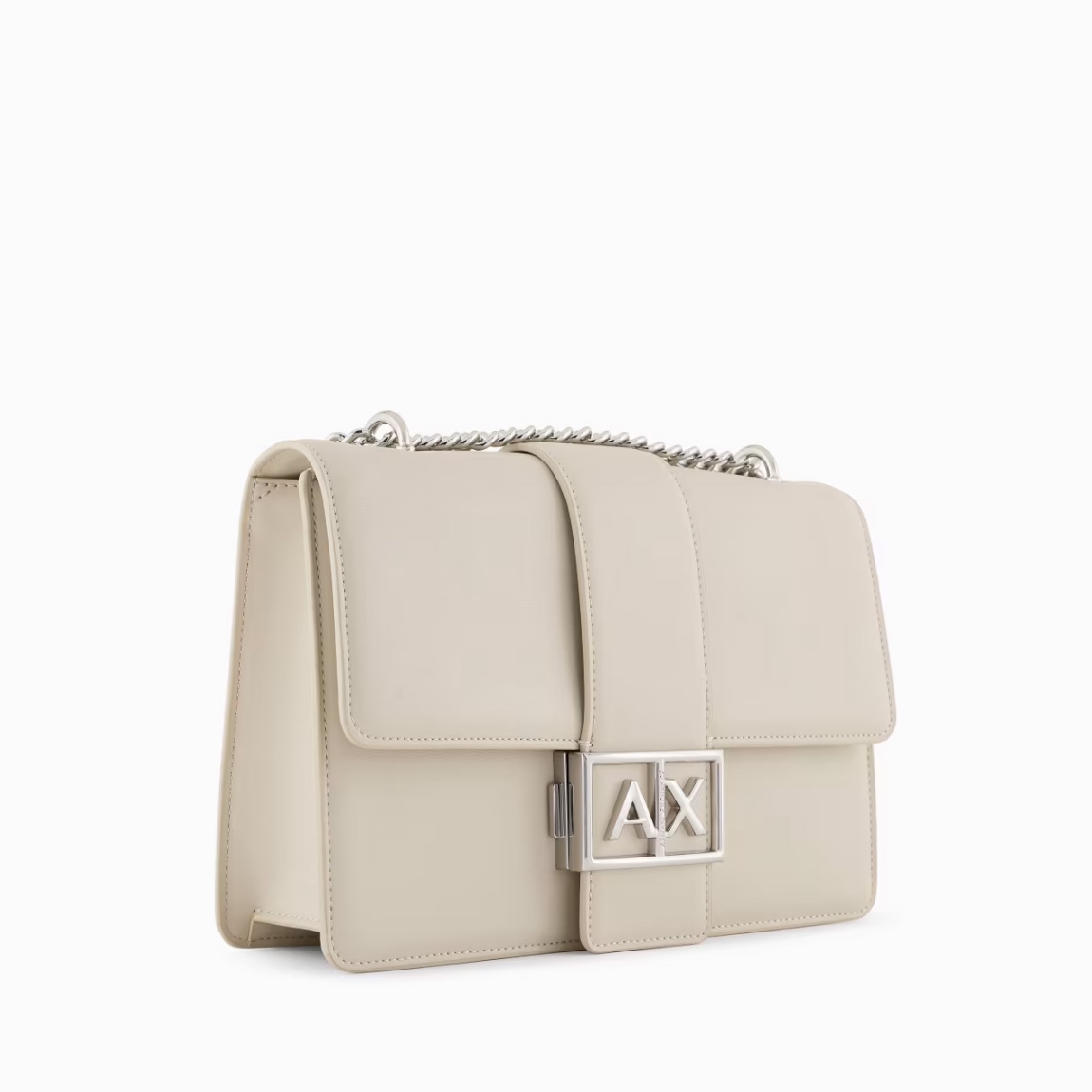 Este bolso de hombro de la marca Armani Exchange, modelo AVA, está elaborado de piel sintética color beig,un accesorio elegante y sofisticado, perfecto para cualquier ocasión. La correa de cadena para el hombro añade un toque de clase, mientras que el logotipo de metal en la parte delantera aporta un detalle distintivo y moderno. El cierre a presión garantiza seguridad y comodidad, manteniendo el contenido seguro. Compacto pero espacioso, este bolso es ideal para una apariencia elegante y versátil, combinando funcionalidad y estilo en un diseño refinado. Un artículo imprescindible para cualquier mujer que busque elegancia. Medidas: alto 16cm y acho 25cm.