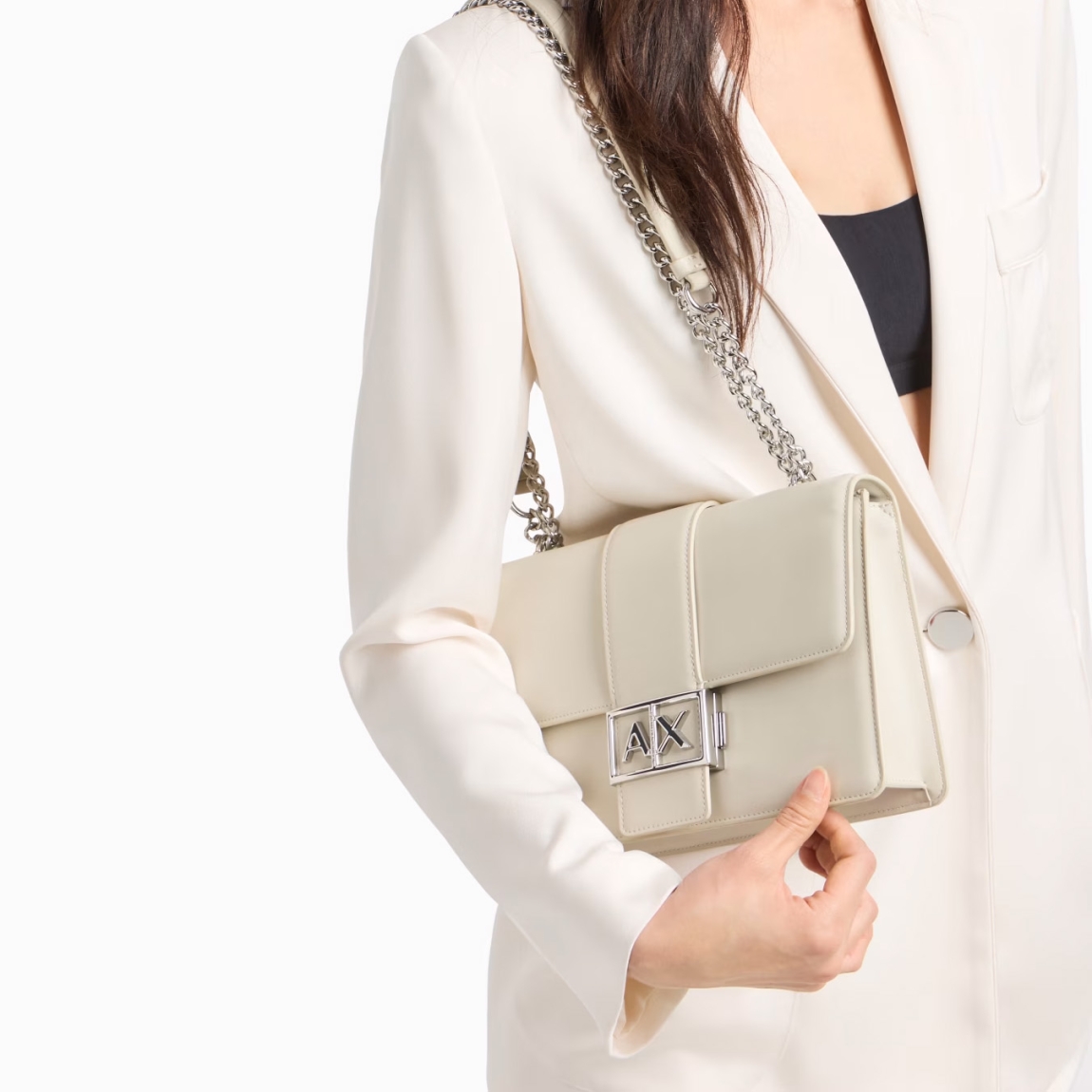 Este bolso de hombro de la marca Armani Exchange, modelo AVA, está elaborado de piel sintética color beig,un accesorio elegante y sofisticado, perfecto para cualquier ocasión. La correa de cadena para el hombro añade un toque de clase, mientras que el logotipo de metal en la parte delantera aporta un detalle distintivo y moderno. El cierre a presión garantiza seguridad y comodidad, manteniendo el contenido seguro. Compacto pero espacioso, este bolso es ideal para una apariencia elegante y versátil, combinando funcionalidad y estilo en un diseño refinado. Un artículo imprescindible para cualquier mujer que busque elegancia. Medidas: alto 16cm y acho 25cm.