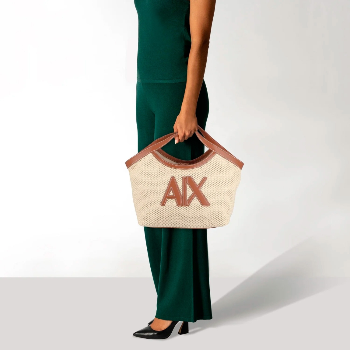 Bolso de la marca Armani Exchange, modelo ALBA. Exterior en rafia color camel con logotipo de marca en grande parte delantera. Interior con amplio espacio. Cierre con imán. Bolso Armani Exchange con doble asa, una fija y, otra, extraible para máxima comodidad. Medidas: alto 24cm y ancho 38cm. Este bolso ALBA es ideal para complementar tus looks de temporada!