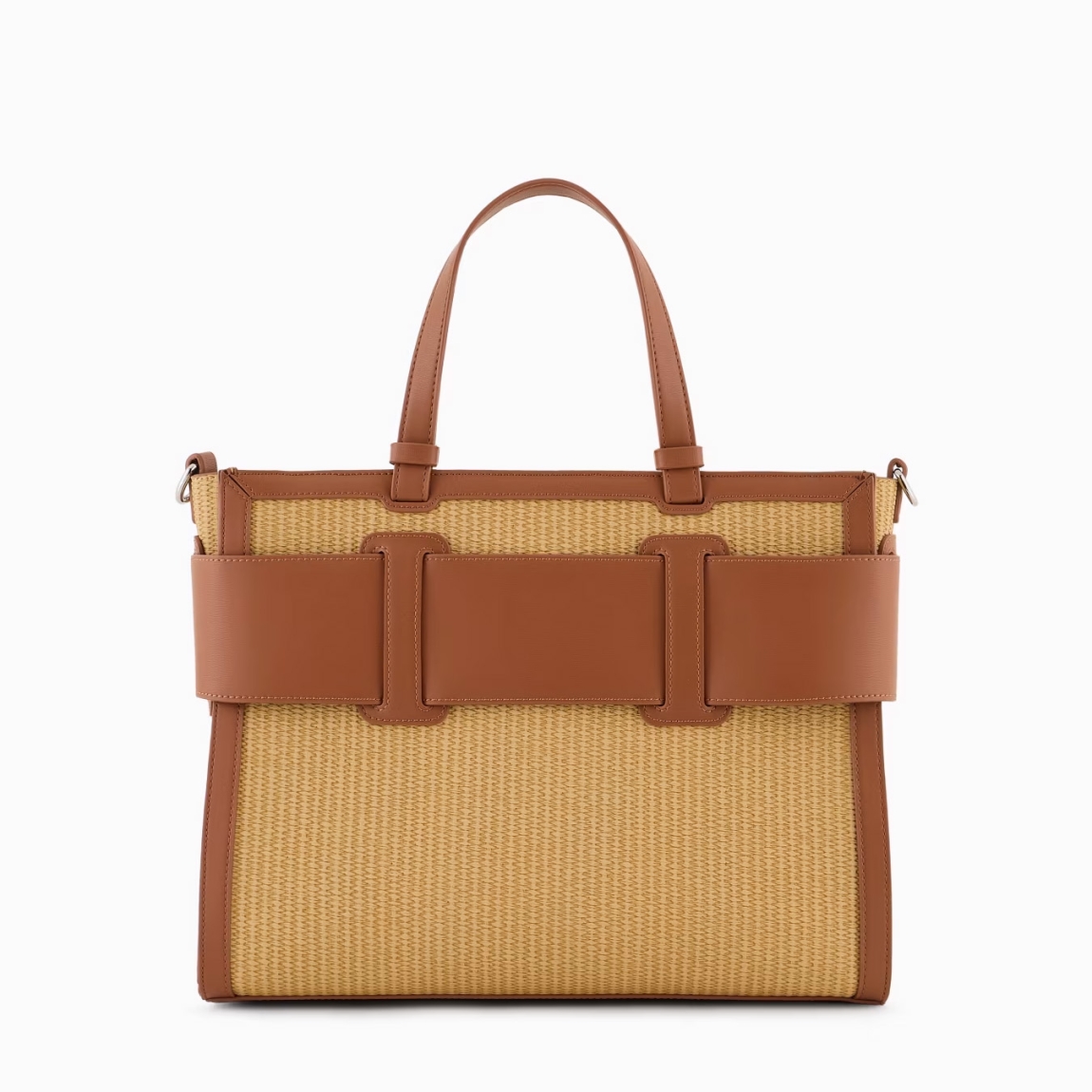 Bolso trenzado de la marca Armani Exchage, modelo TILSA. Exterior en rafia color camel, con logo en parte frontal. Cierre con cremallera, y doble asa, fija y regulable para máxima comodidad. Bolso con amplio espacio interno. Medidas: alto 24cm y ancho 32cm. Este bolso Armani Exchange TILSA es un complemento ideal para esta temporada!