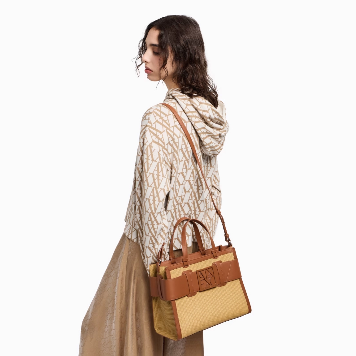 Bolso trenzado de la marca Armani Exchage, modelo TILSA. Exterior en rafia color camel, con logo en parte frontal. Cierre con cremallera, y doble asa, fija y regulable para máxima comodidad. Bolso con amplio espacio interno. Medidas: alto 24cm y ancho 32cm. Este bolso Armani Exchange TILSA es un complemento ideal para esta temporada!