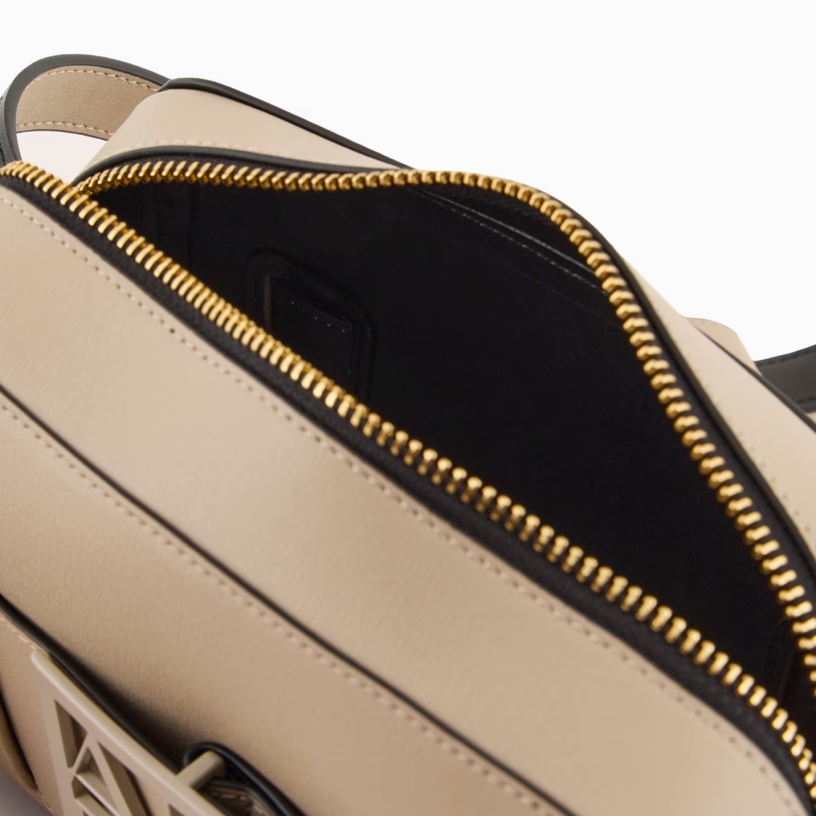 Bolso de la marca Armani Exchange, modelo CAROLA. Elaborado en piel color beig, este complemento es un best seller que se renueva cada temporada, perfecto desde todos los puntos de vista y siempre cool, incluso en un nuevo formato: el estuche para cámara con bandolera y correa con hebilla con logo personalizado es el accesorio que no puede faltar en el look. Material externo: 100% poliuretano; tejido intermedio: 100% poliéster; material interno: 100% poliuretano. Medidas: alto 14cm y ancho 21cm.
