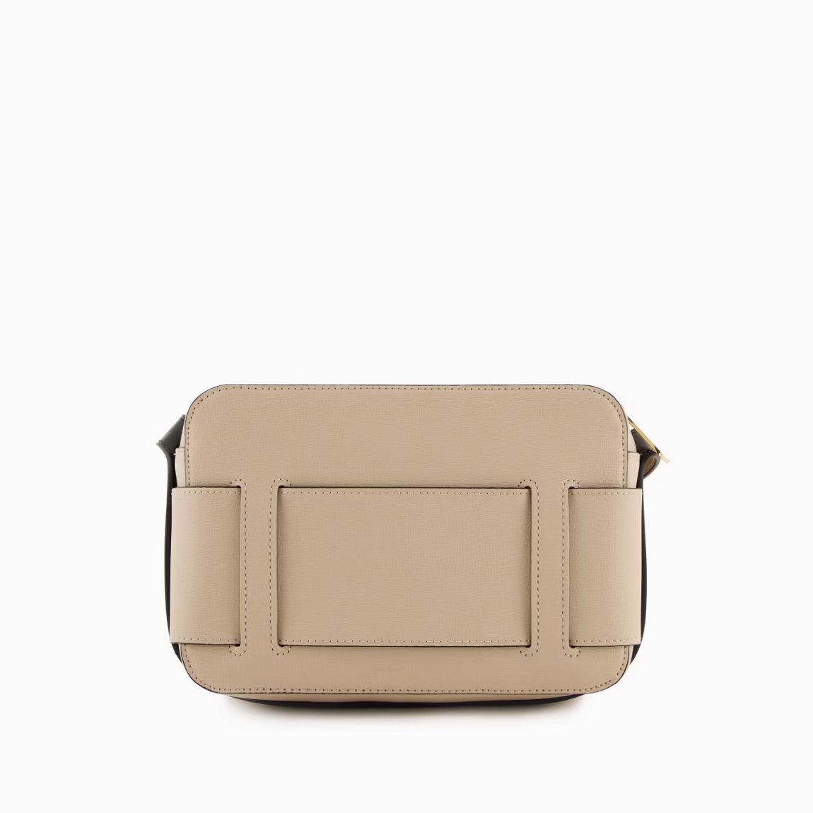 Bolso de la marca Armani Exchange, modelo CAROLA. Elaborado en piel color beig, este complemento es un best seller que se renueva cada temporada, perfecto desde todos los puntos de vista y siempre cool, incluso en un nuevo formato: el estuche para cámara con bandolera y correa con hebilla con logo personalizado es el accesorio que no puede faltar en el look. Material externo: 100% poliuretano; tejido intermedio: 100% poliéster; material interno: 100% poliuretano. Medidas: alto 14cm y ancho 21cm.