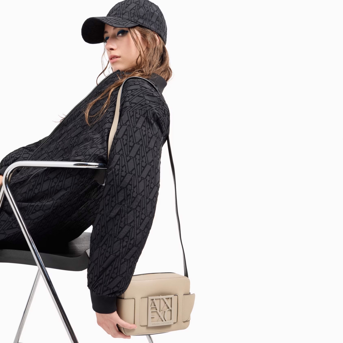 Bolso de la marca Armani Exchange, modelo CAROLA. Elaborado en piel color beig, este complemento es un best seller que se renueva cada temporada, perfecto desde todos los puntos de vista y siempre cool, incluso en un nuevo formato: el estuche para cámara con bandolera y correa con hebilla con logo personalizado es el accesorio que no puede faltar en el look. Material externo: 100% poliuretano; tejido intermedio: 100% poliéster; material interno: 100% poliuretano. Medidas: alto 14cm y ancho 21cm.