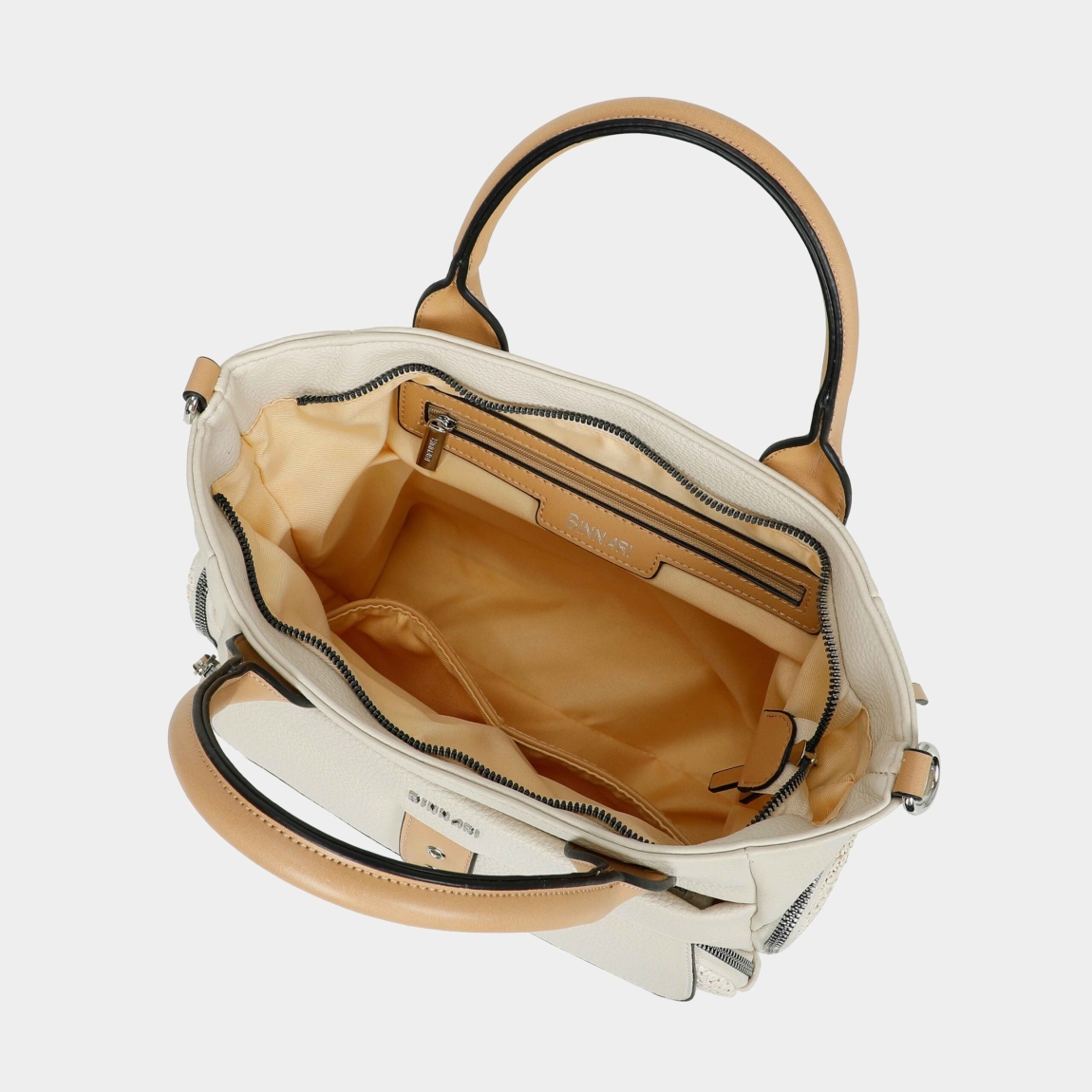 Bolso de la marca Binnari, modelo DUERO. Bolso clásico elaborado en rafia color beig. Este bolso DUERO tiene dos posiciones, mano y bandolera, gracias al asa que lleva en su interior. Ideal para el día a día. Cierre con cremallera. Le dará un toque llamativo y cómodo a tu look veraniego. Medidas: alto 24cm y ancho 28cm.