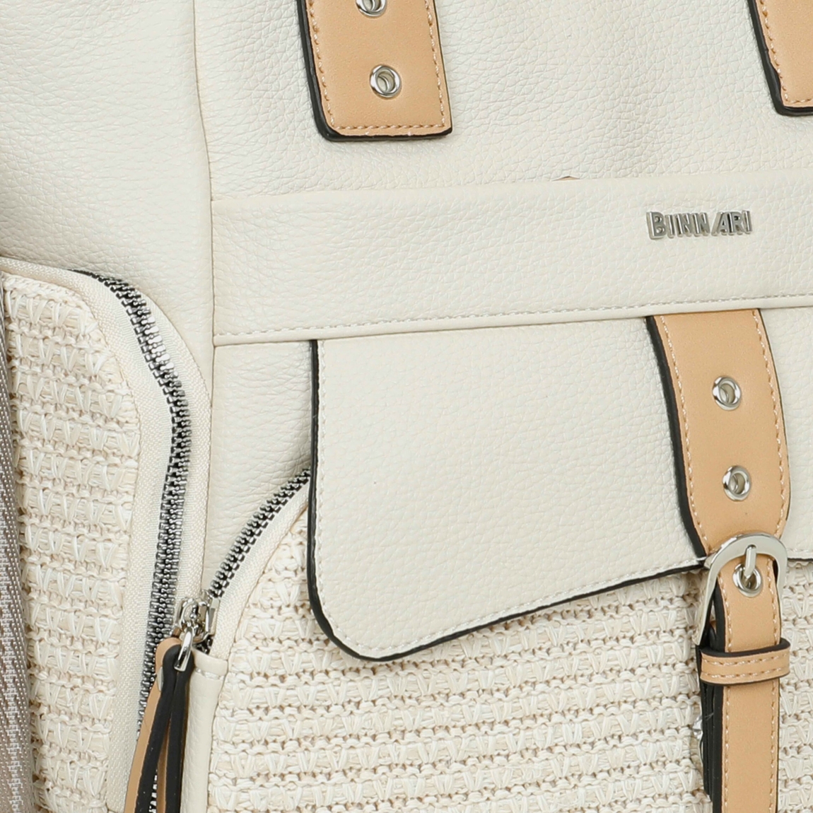 Bolso de la marca Binnari, modelo DUERO. Bolso clásico elaborado en rafia color beig. Este bolso DUERO tiene dos posiciones, mano y bandolera, gracias al asa que lleva en su interior. Ideal para el día a día. Cierre con cremallera. Le dará un toque llamativo y cómodo a tu look veraniego. Medidas: alto 24cm y ancho 28cm.