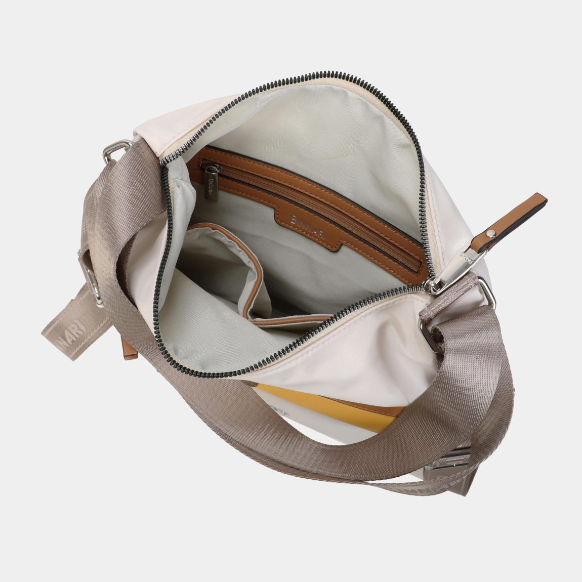 Bolso mochila de la marca Binnari, modelo Genil confeccioanda en nylon y pu color beig. Si estás buscando un bolso versátil, este modelo es el acertado. Podrás llevarlo tanto de mochila como de hombro .En el interior encontramos 3 departamentos, 1 de ellos con cremallera. Los detalles metálicos son de color plata. Medidas: alto 30cm y ancho 30cm.