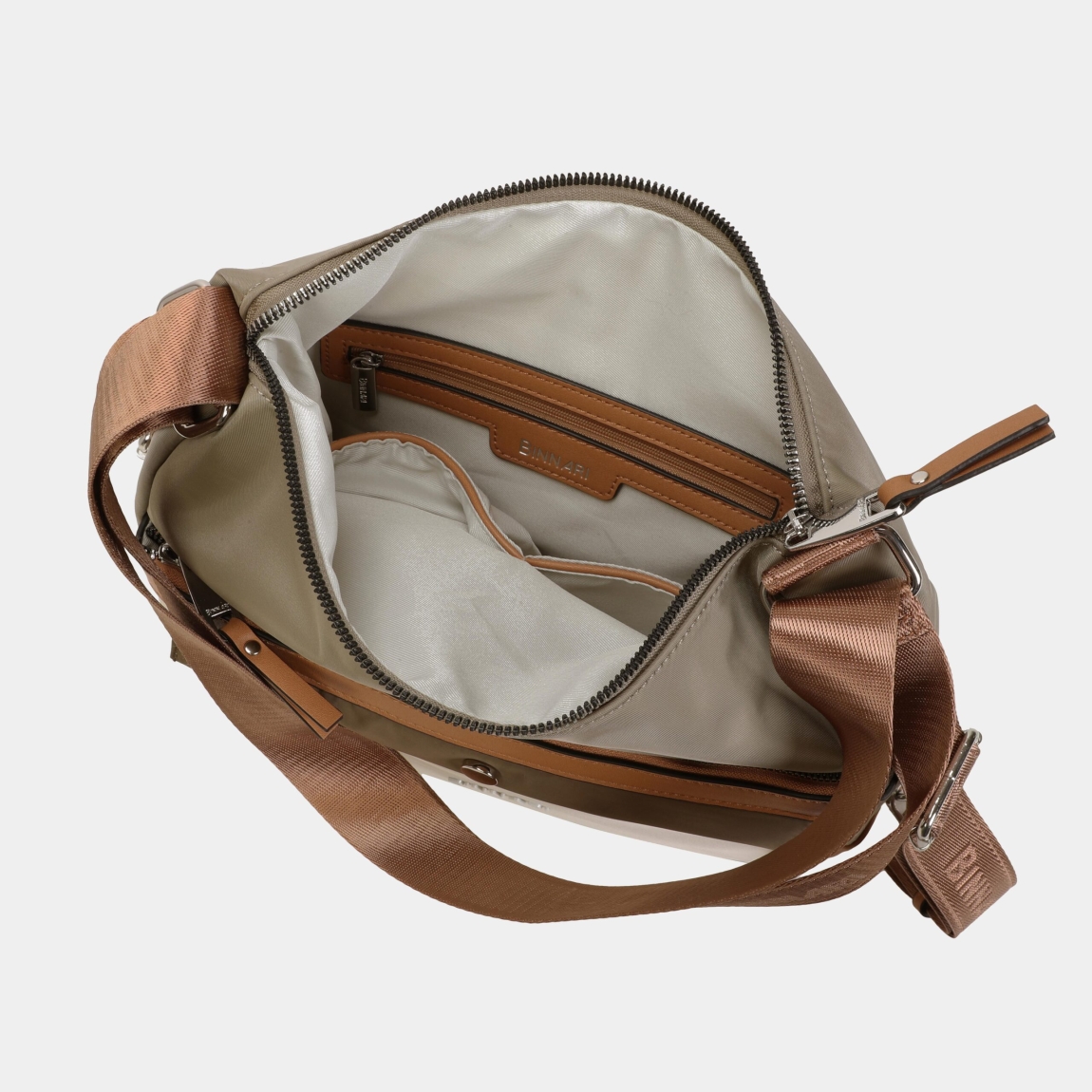 Bolso mochila de la marca Binnari, modelo Genil confeccioanda en nylon y pu color verde. Si estás buscando un bolso versátil, este modelo es el acertado. Podrás llevarlo tanto de mochila como de hombro .En el interior encontramos 3 departamentos, 1 de ellos con cremallera. Los detalles metálicos son de color plata. Medidas: alto 30cm y ancho 30cm.