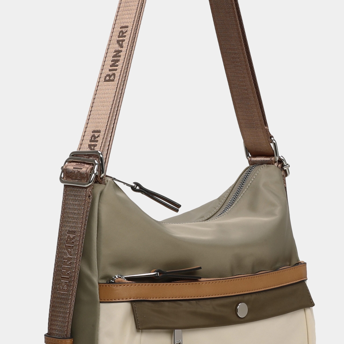 Bolso mochila de la marca Binnari, modelo Genil confeccioanda en nylon y pu color verde. Si estás buscando un bolso versátil, este modelo es el acertado. Podrás llevarlo tanto de mochila como de hombro .En el interior encontramos 3 departamentos, 1 de ellos con cremallera. Los detalles metálicos son de color plata. Medidas: alto 30cm y ancho 30cm.