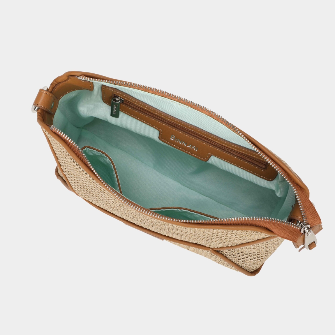 Bolso bandolera de la marca Binnari, modelo Llobregat. Elaborado en rafia color camel. Es un bolso muy práctico que se puede llevar tanto como bandolera como hombro, ya que lleva un asa extra en su interior. Esta confeccionado en rafia. Los detalles metálicos son de color nickel. Medidas: alto 19cm y ancho 29cm.
