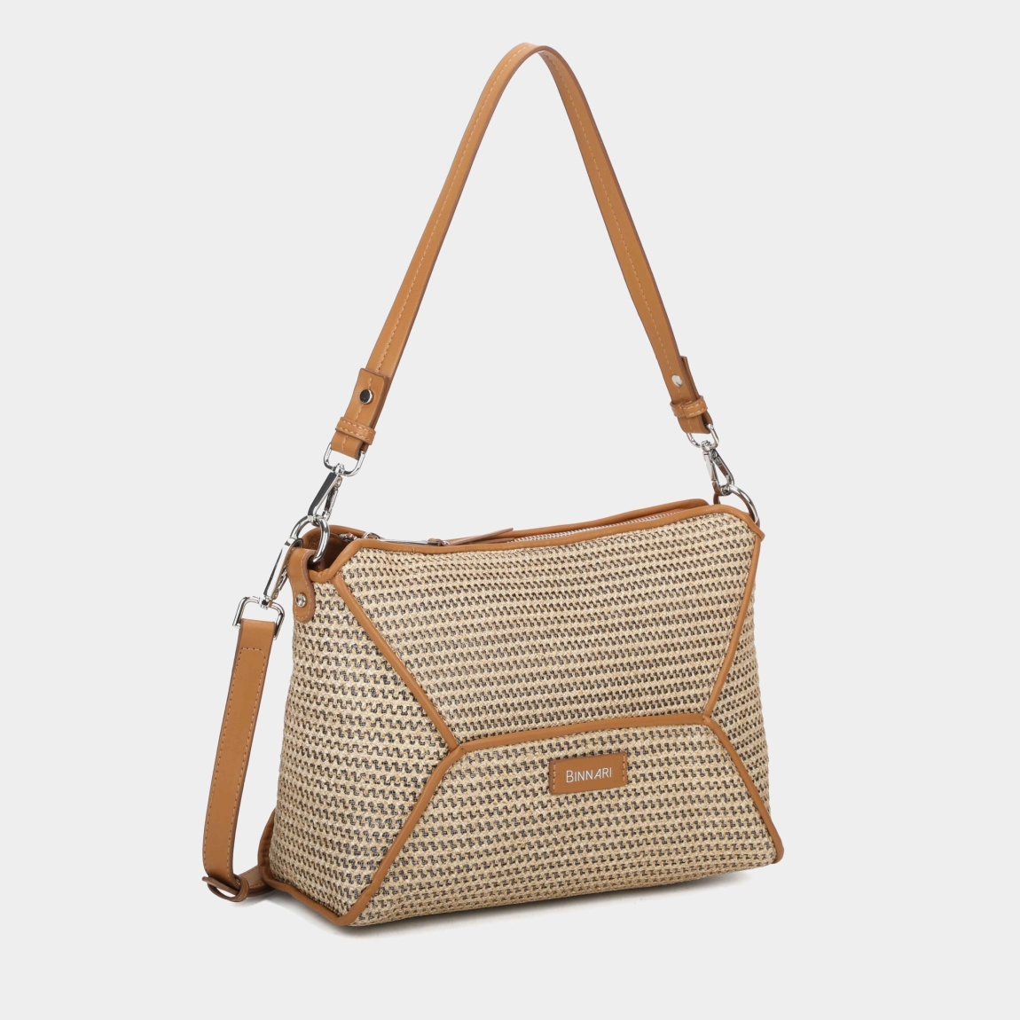 Bolso bandolera de la marca Binnari, modelo Llobregat. Elaborado en rafia color camel. Es un bolso muy práctico que se puede llevar tanto como bandolera como hombro, ya que lleva un asa extra en su interior. Esta confeccionado en rafia. Los detalles metálicos son de color nickel. Medidas: alto 19cm y ancho 29cm.